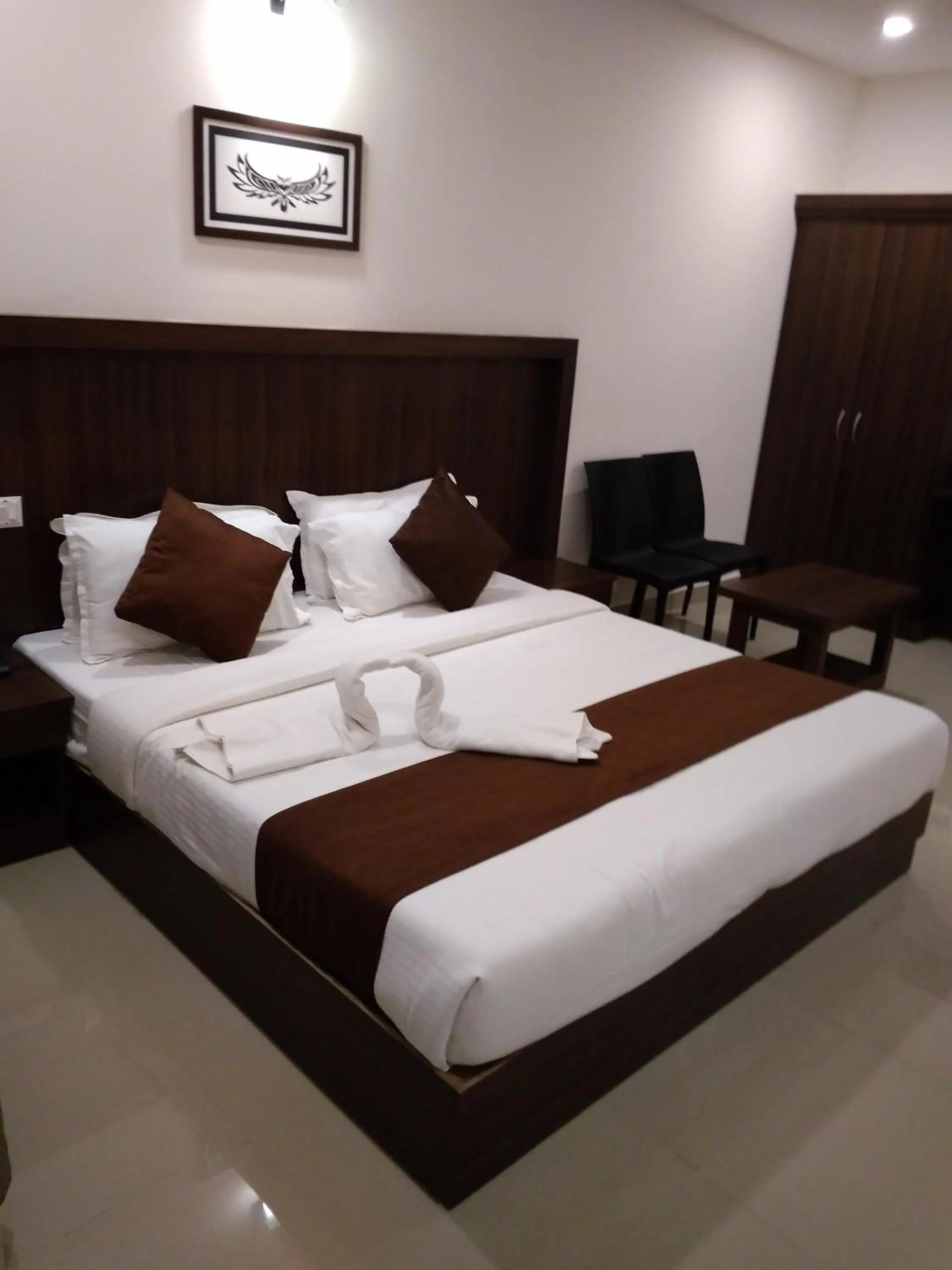 Photo of the whole room, Bed in Highrange Plaza