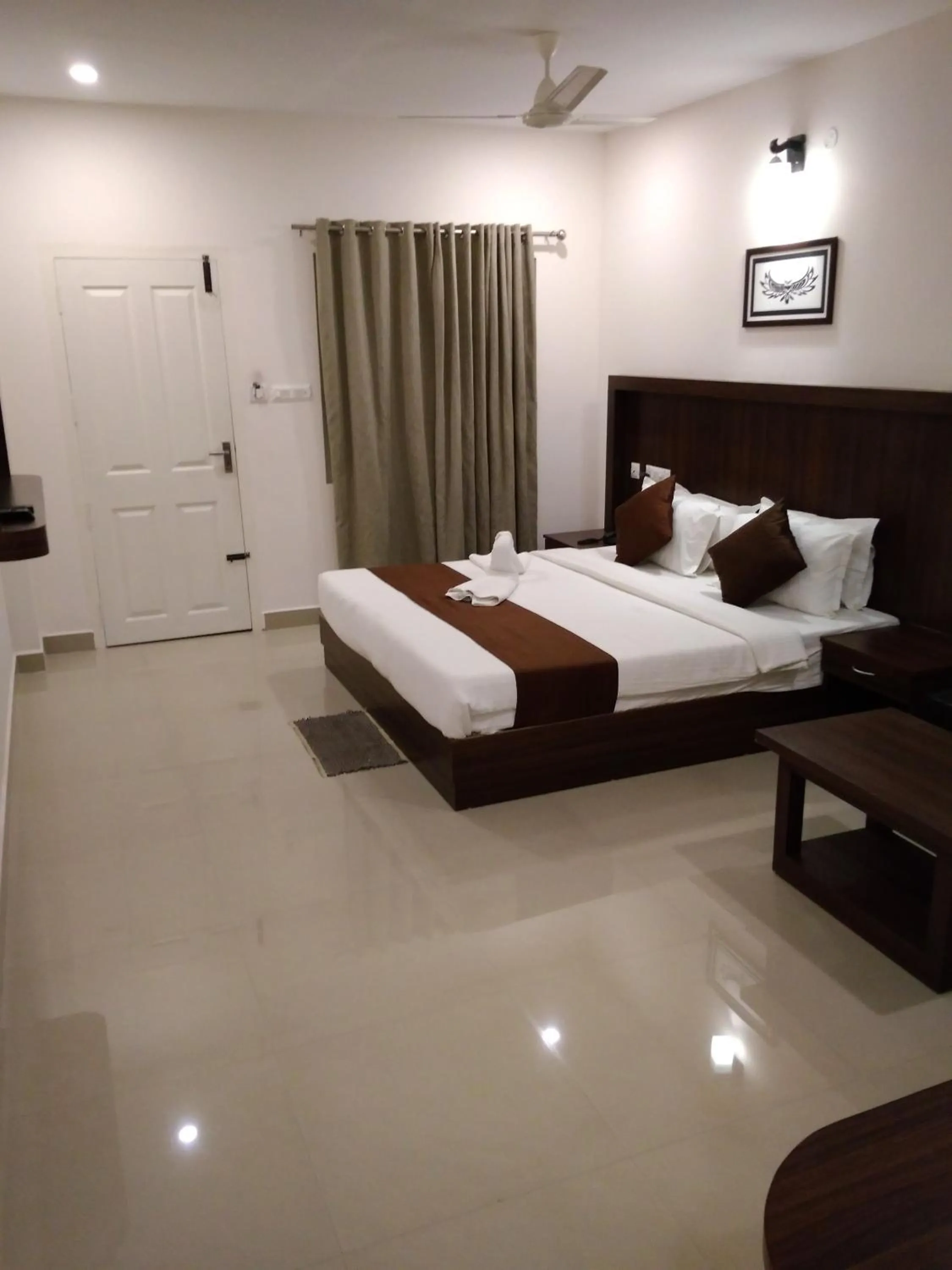 Photo of the whole room, Bed in Highrange Plaza