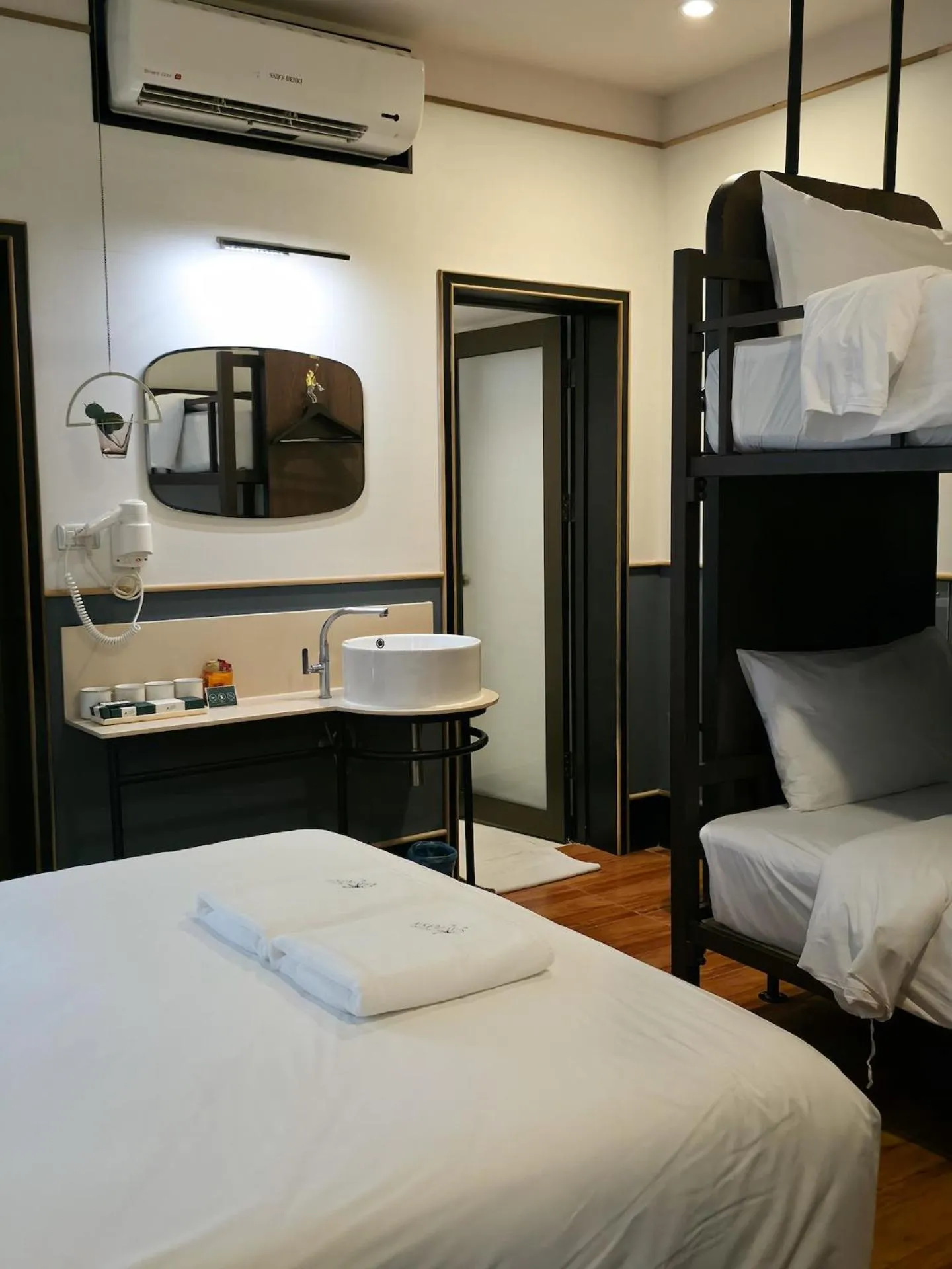 Bedroom, Bed in Josh Hotel