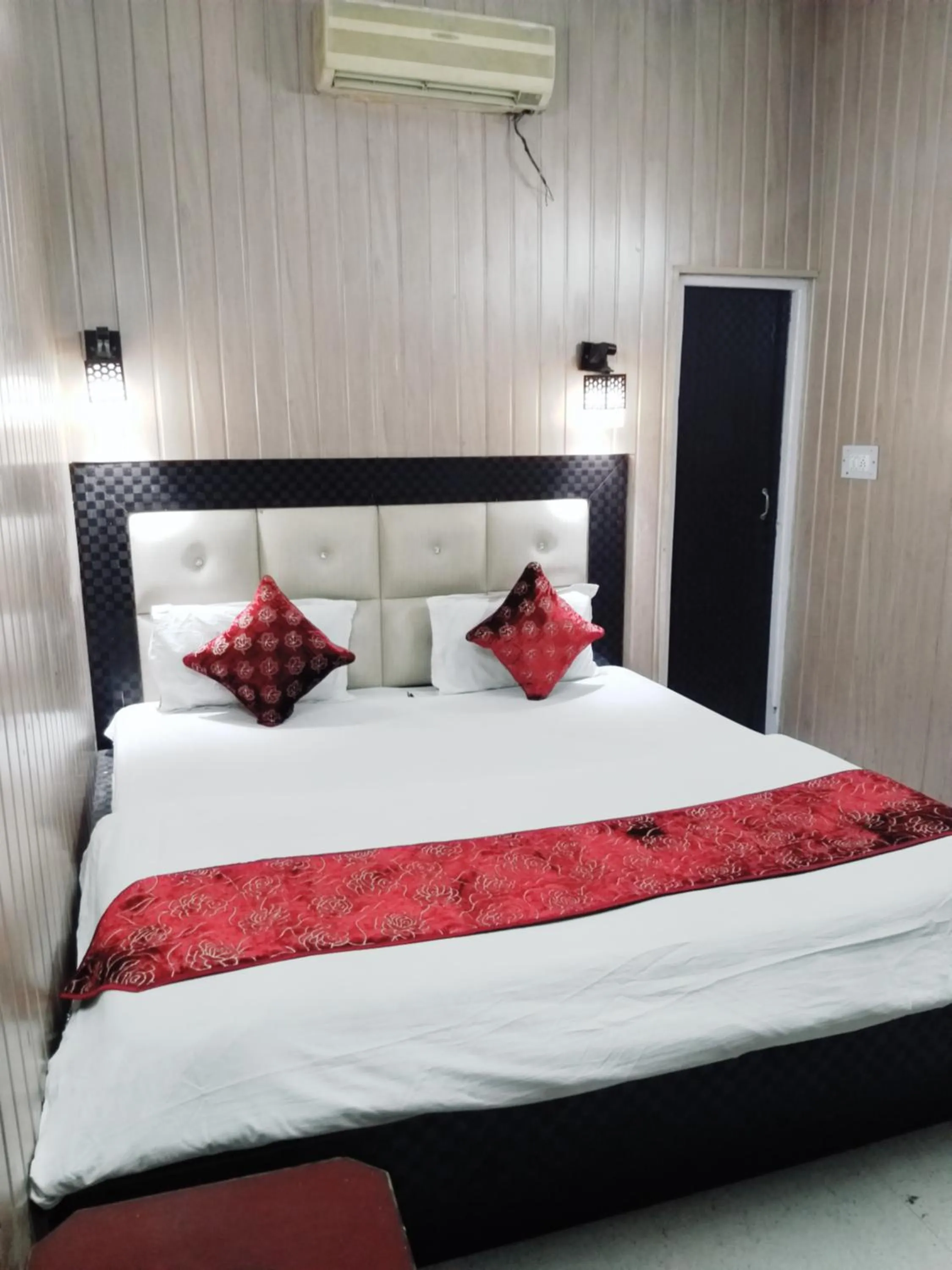 Bedroom, Bed in Hotel Shehnaz Inn - Walking Distance for Golden Temple