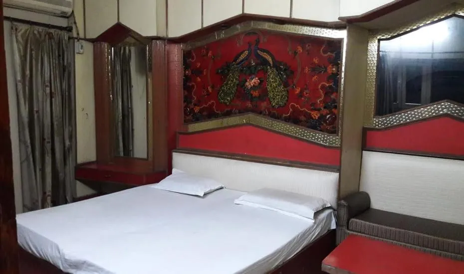 Photo of the whole room, Bed in Hotel Shehnaz Inn - Walking Distance for Golden Temple