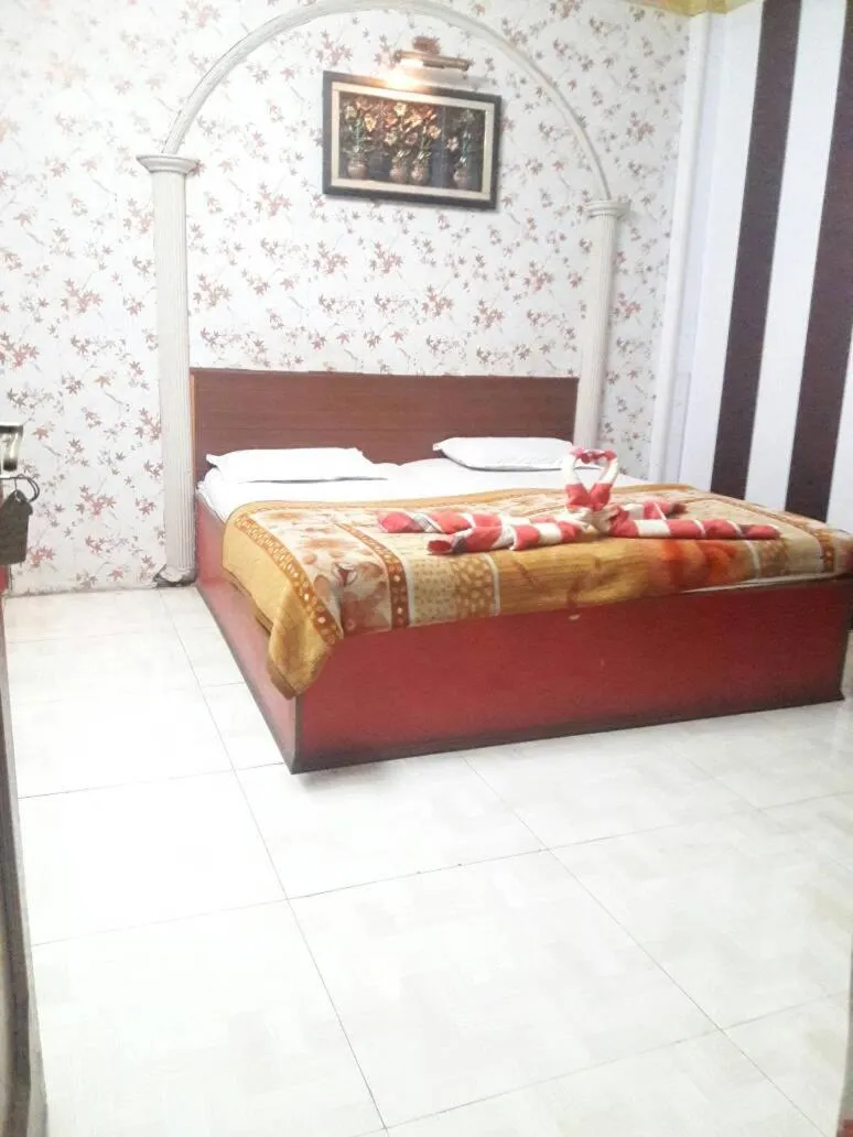 Bedroom, Bed in Hotel Shehnaz Inn - Walking Distance for Golden Temple