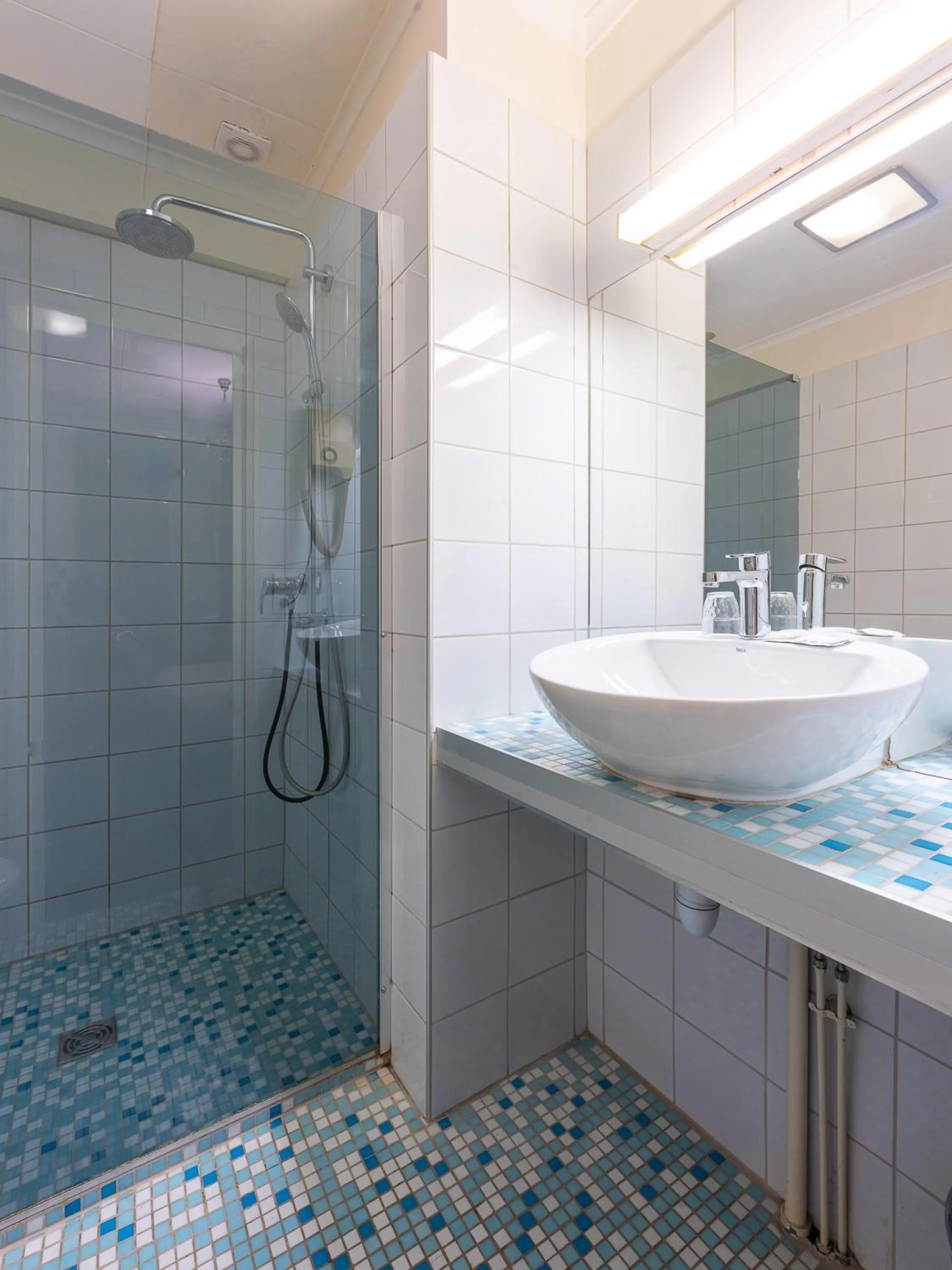 Shower in Hôtel du Helder