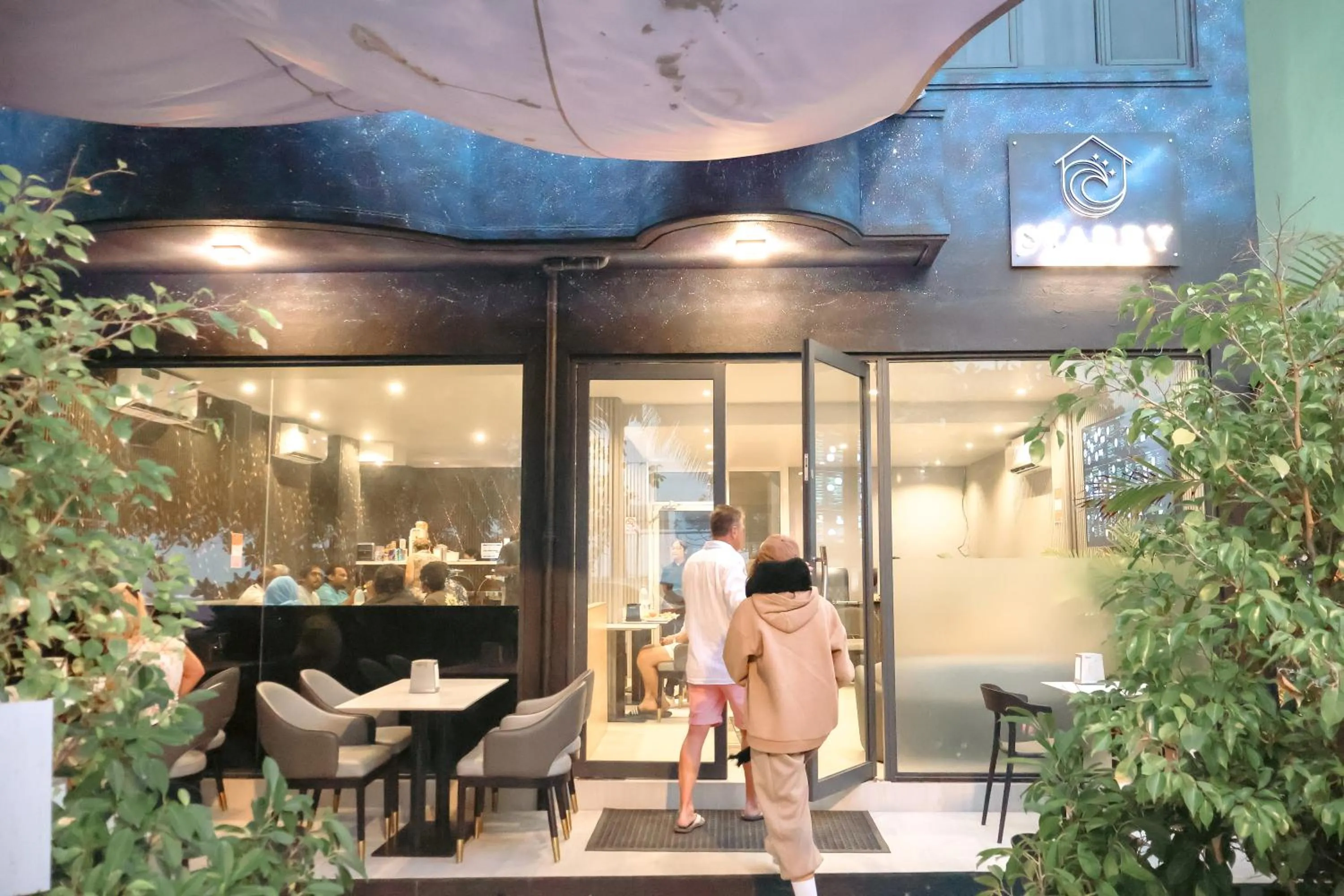 group of guests in Starry Beach Inn