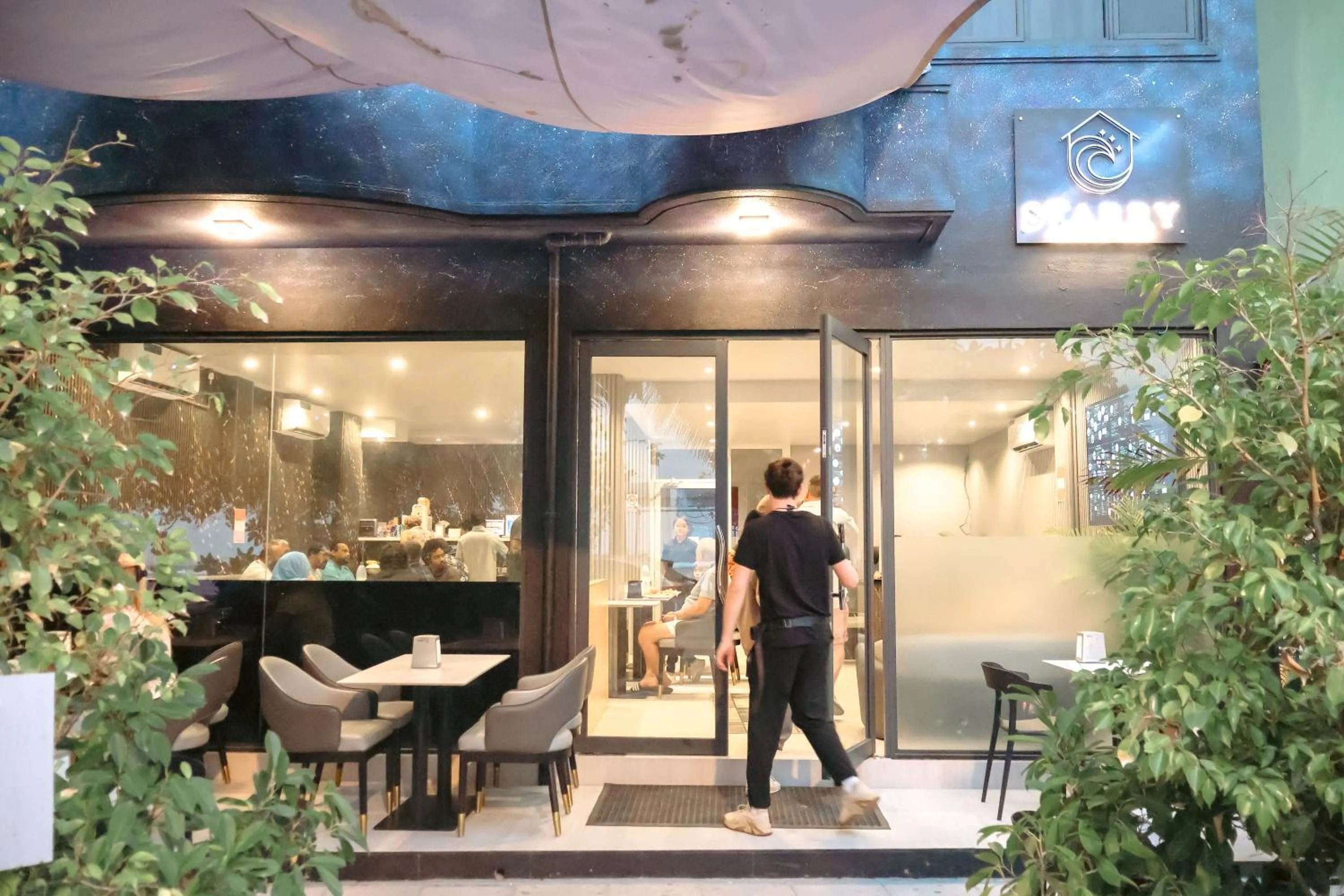 group of guests in Starry Beach Inn