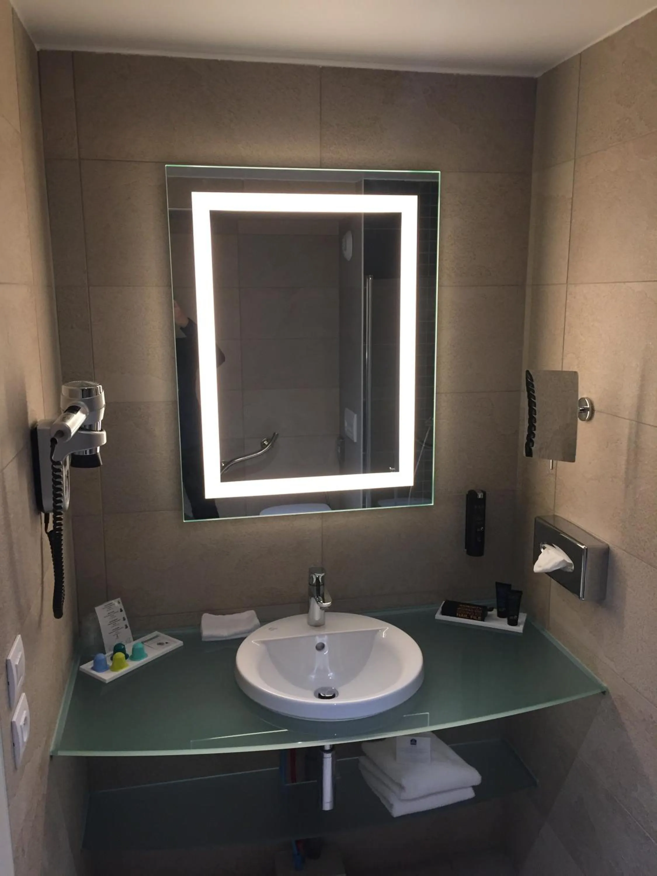 Shower in Hôtel Saphir Lyon