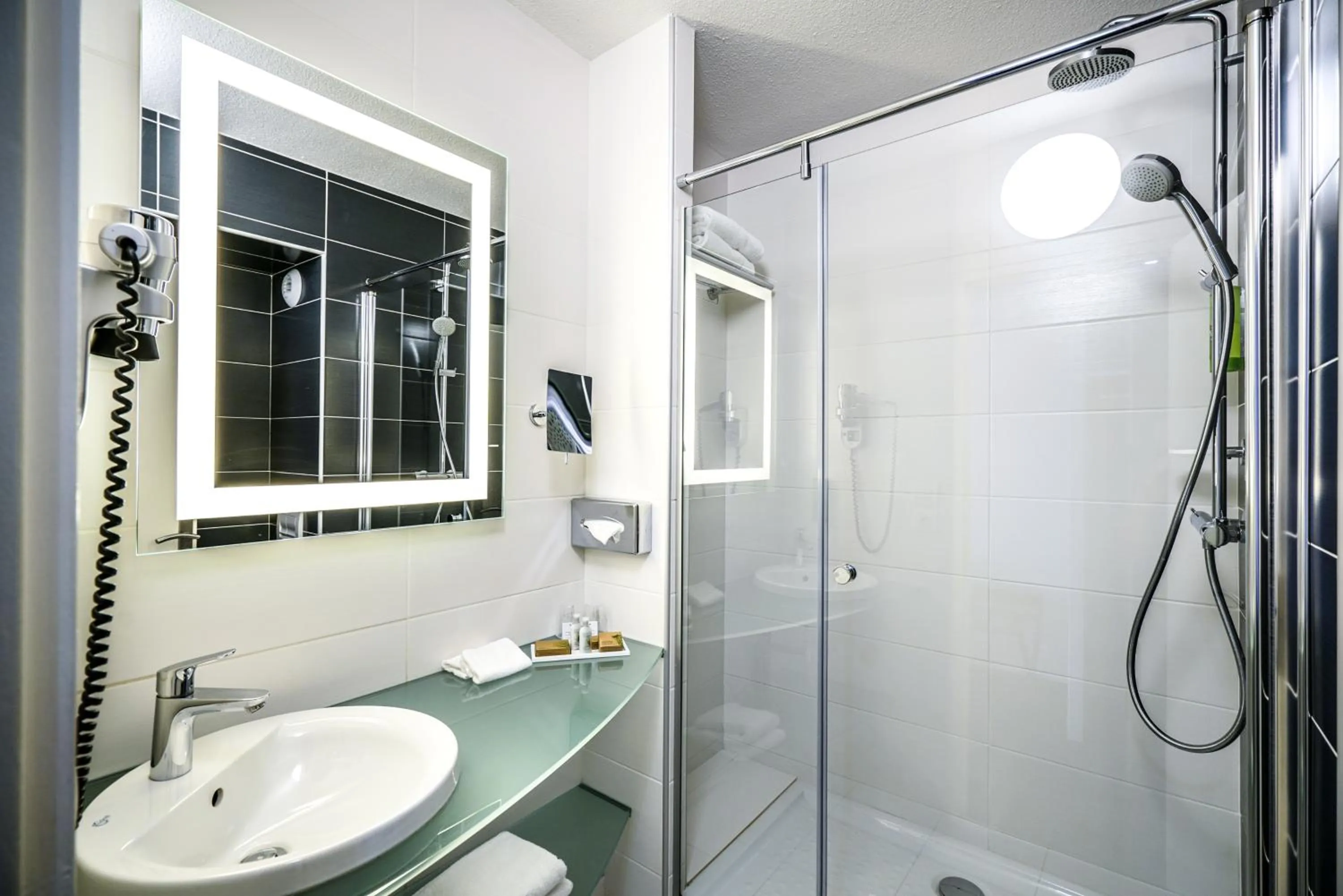 Shower in Hôtel Saphir Lyon