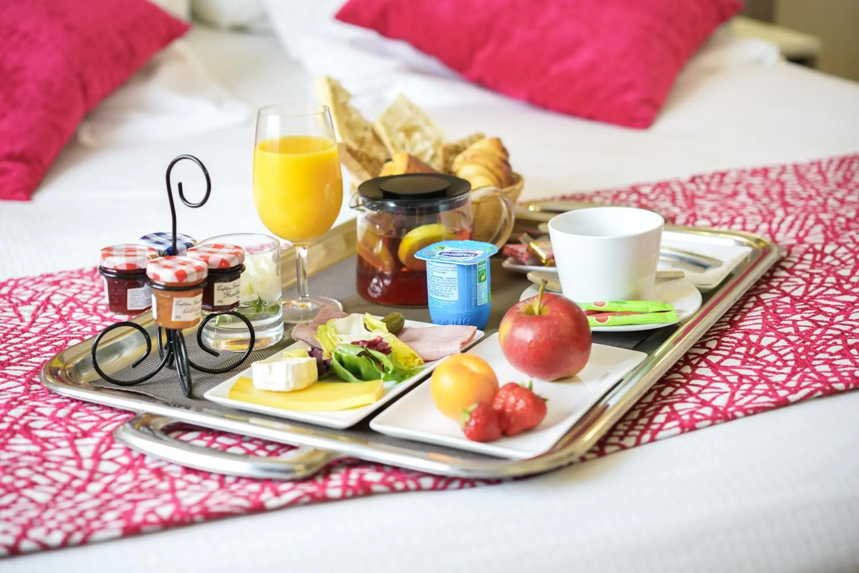 Coffee/tea facilities, Bed in Hôtel Saphir Lyon Coffee/tea facilities, Bed in Hôtel Saphir Lyon