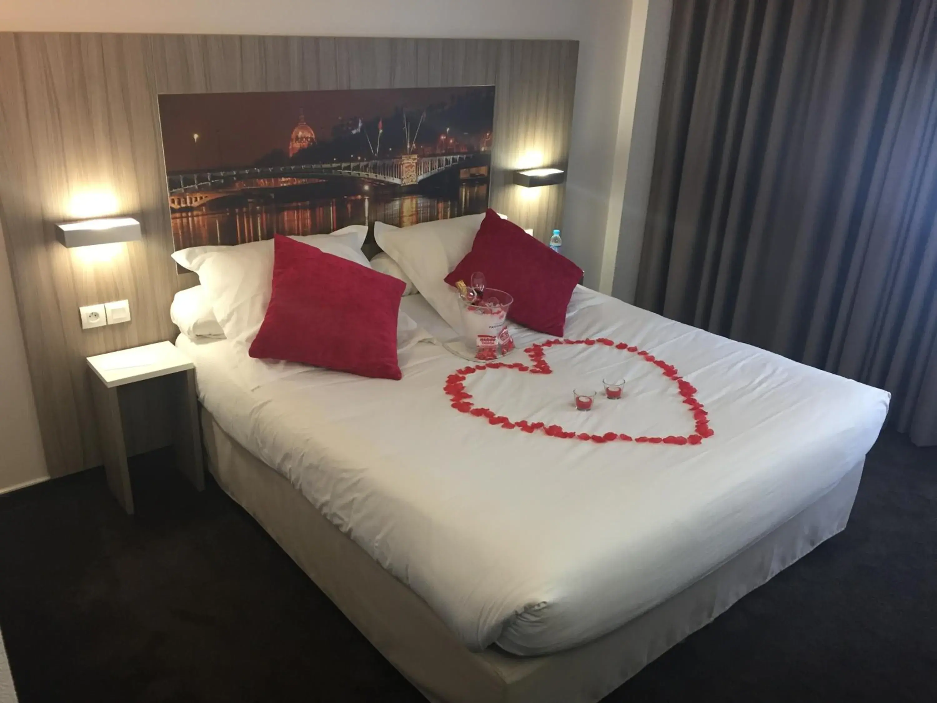 wedding, Bed in Hôtel Saphir Lyon wedding, Bed in Hôtel Saphir Lyon