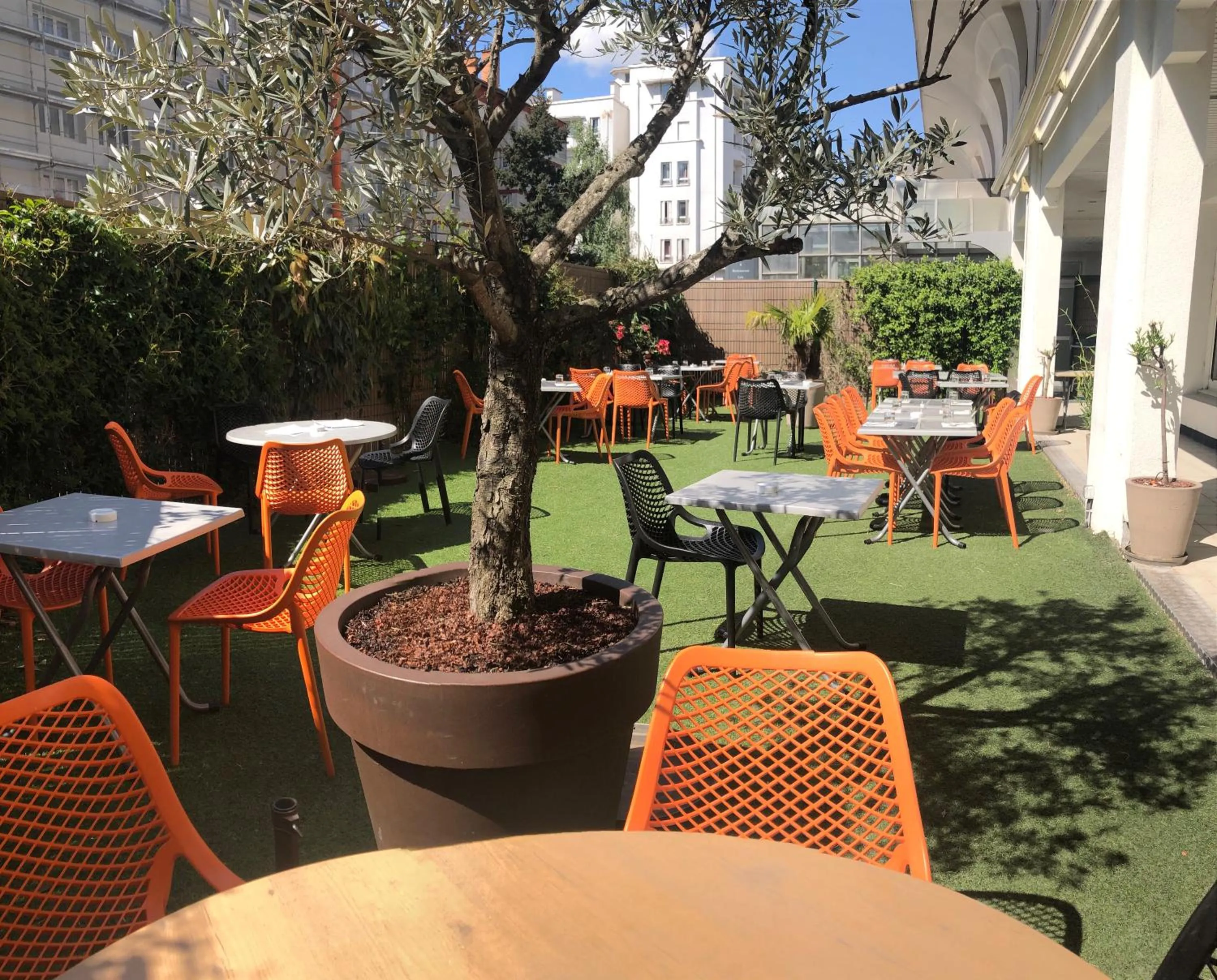 Patio in Hôtel Saphir Lyon