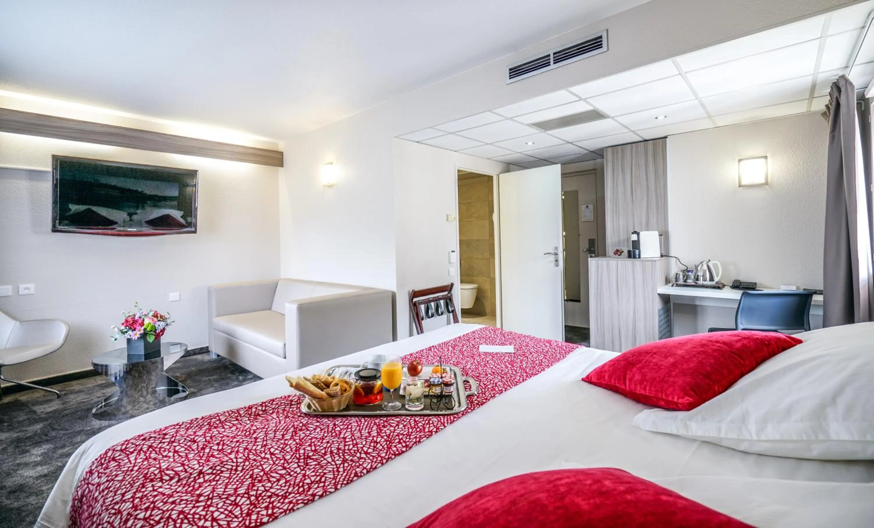 TV and multimedia, Bed in Hôtel Saphir Lyon