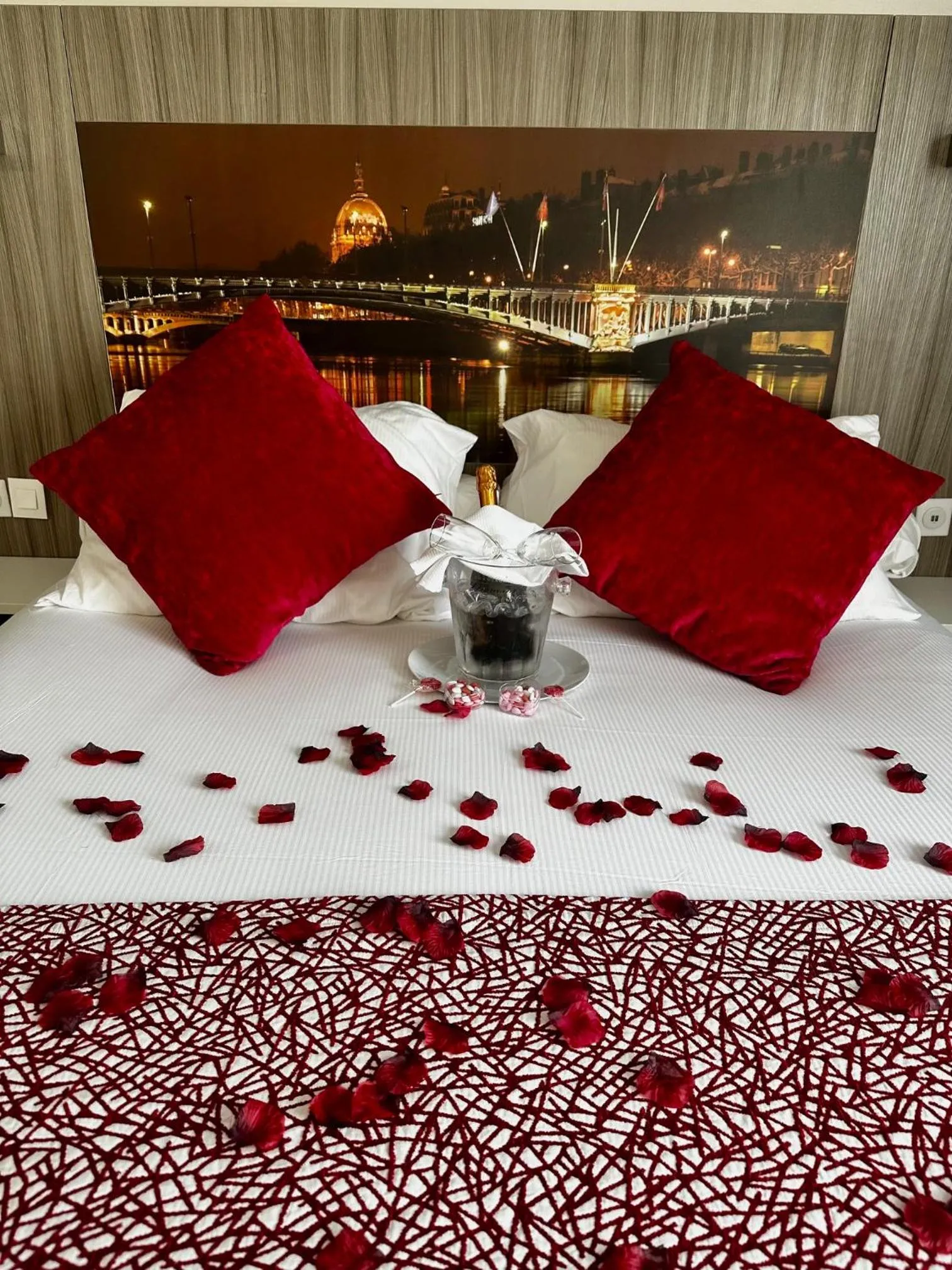 Bedroom in Hôtel Saphir Lyon