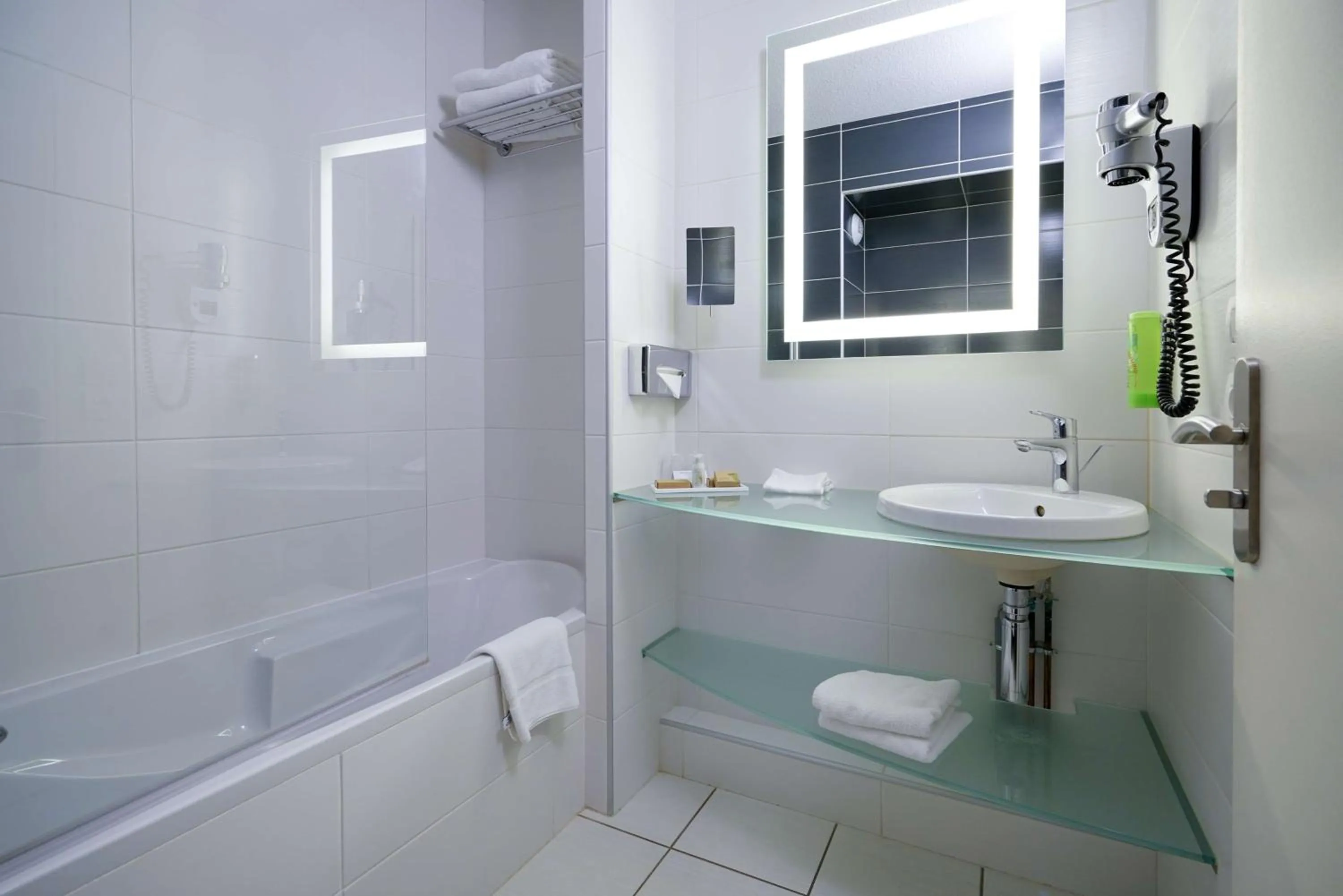 Photo of the whole room in Hôtel Saphir Lyon