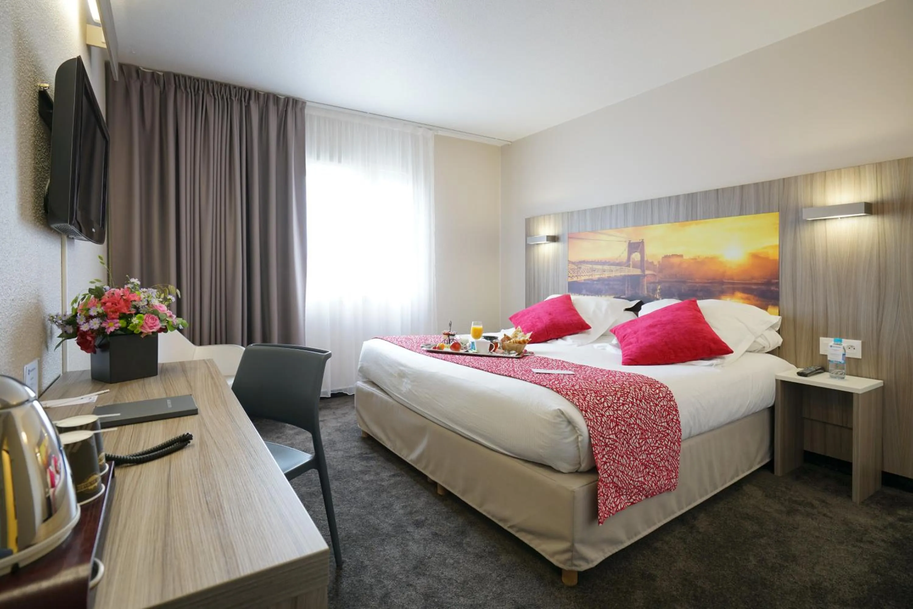 TV and multimedia, Bed in Hôtel Saphir Lyon