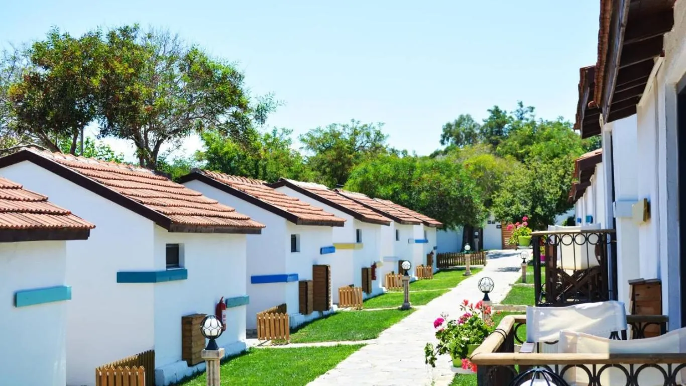 Maya Bistro Hotel & Beach