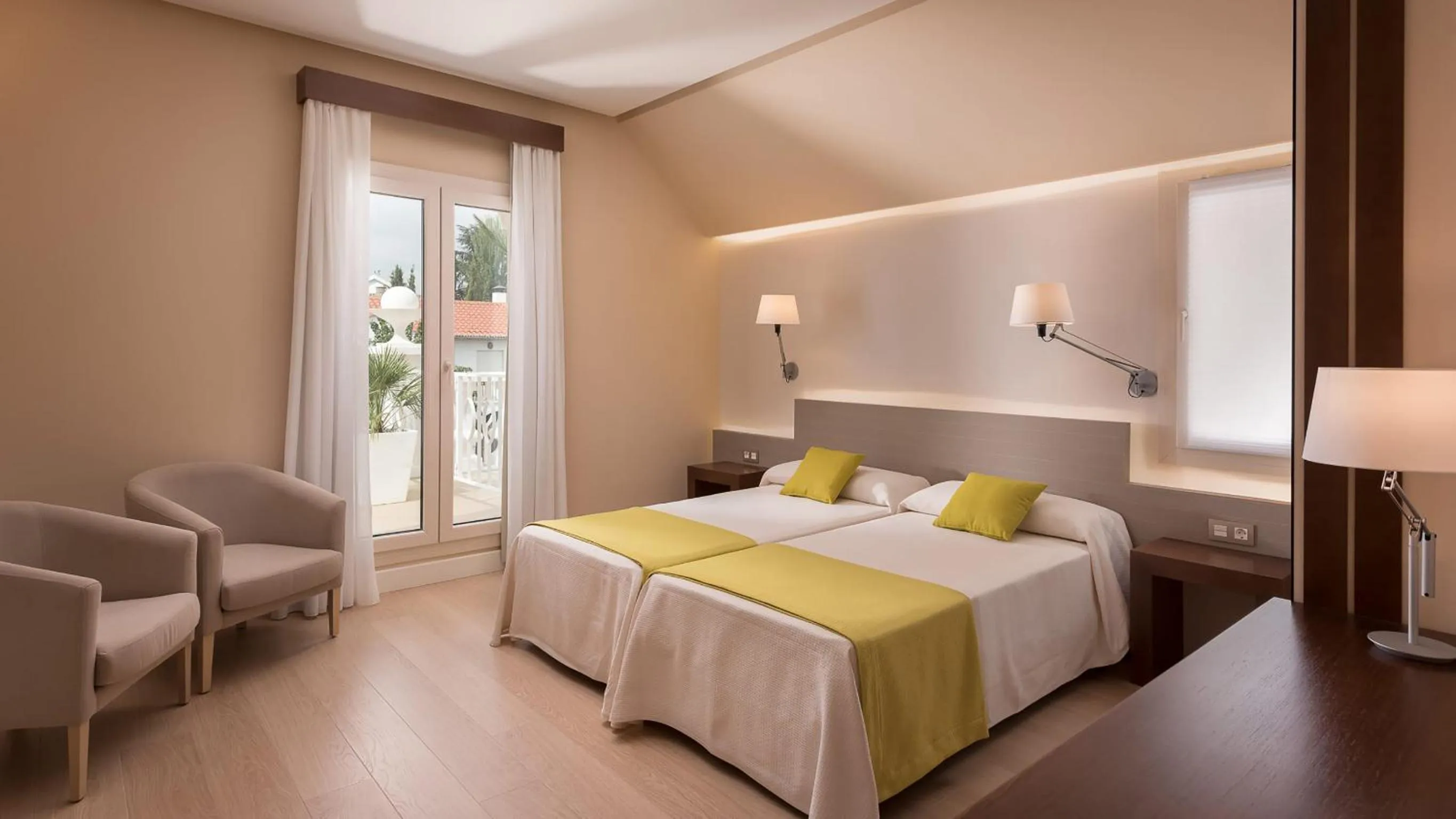 Photo of the whole room, Bed in Quinta Real Granada