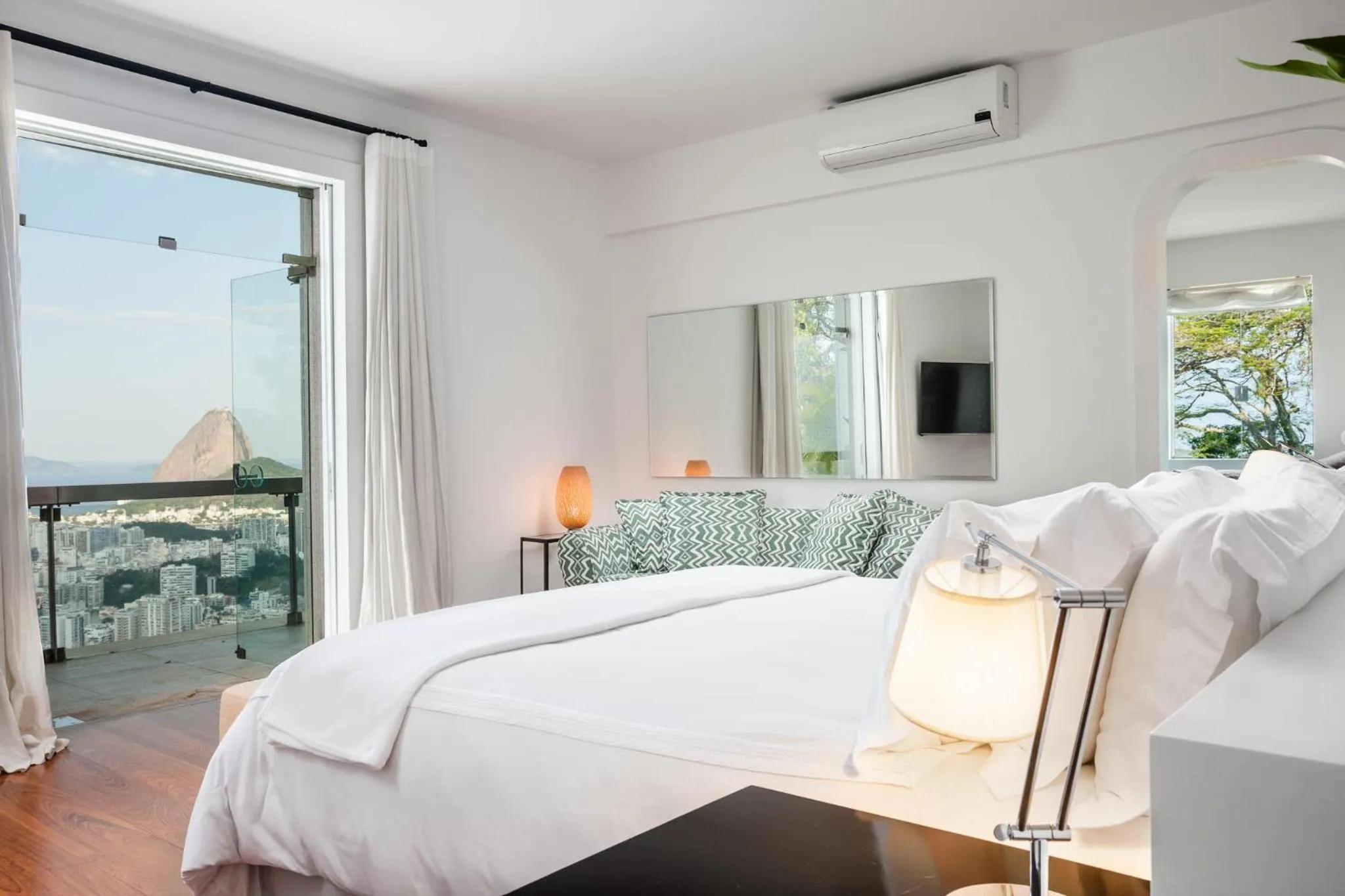 Balcony/Terrace, Bed in Vila Santa Teresa