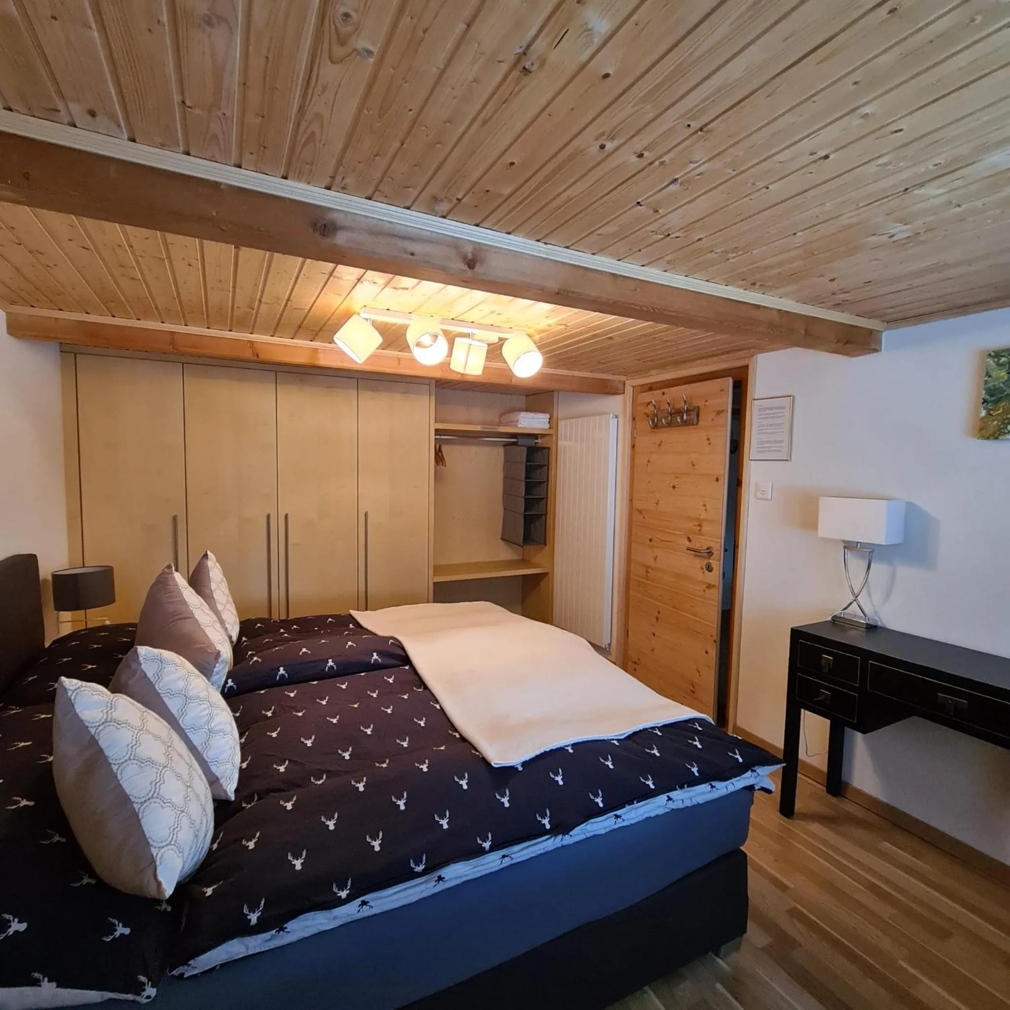 Double Room with Shared Bathroom in Chesa Prema Bed & Breakfast - Restaurant