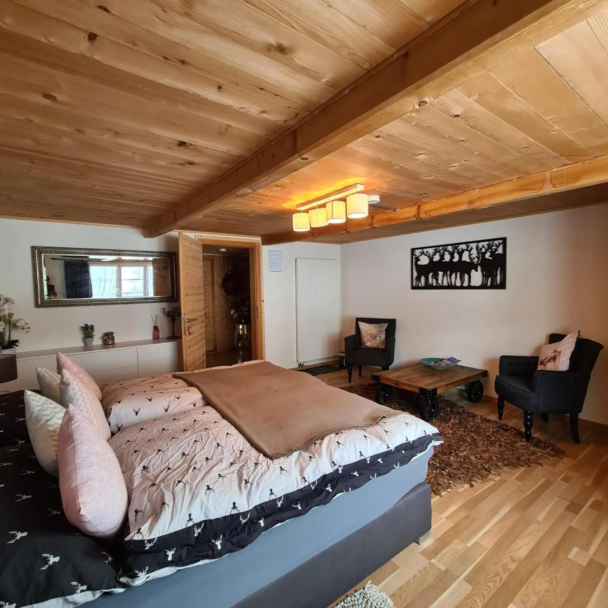 Double Room with Shared Bathroom in Chesa Prema Bed & Breakfast - Restaurant Double Room with Shared Bathroom in Chesa Prema Bed & Breakfast - Restaurant