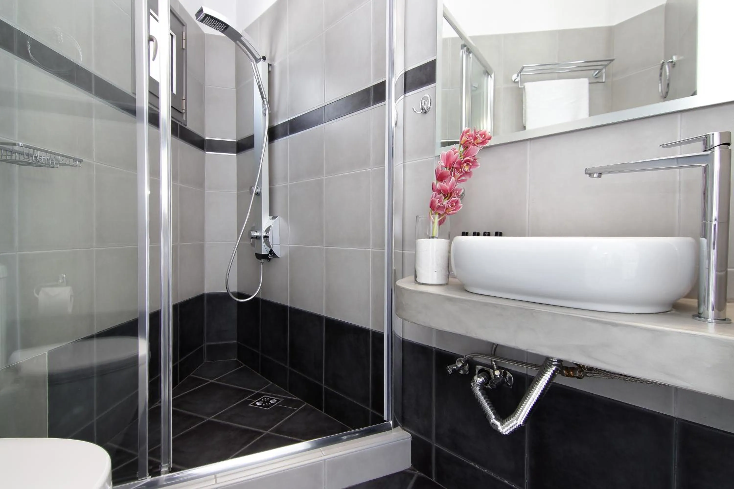 Shower in Dardiza Boutique Hotel