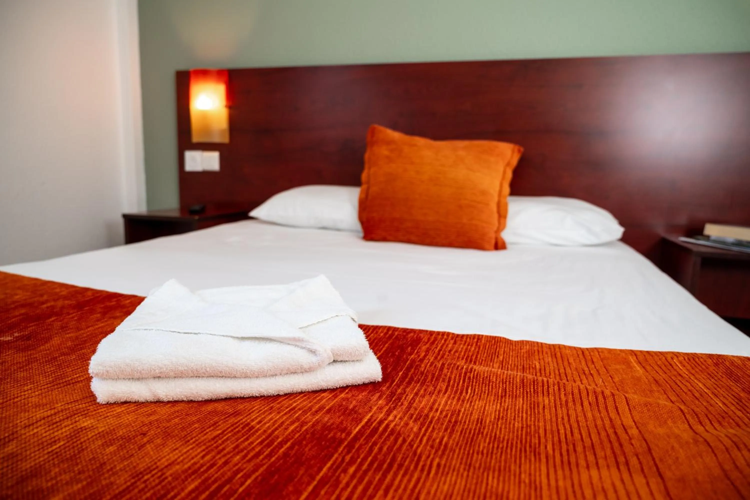 Photo of the whole room, Bed in Initial by Balladins Lyon Villefranche-sur-Saône