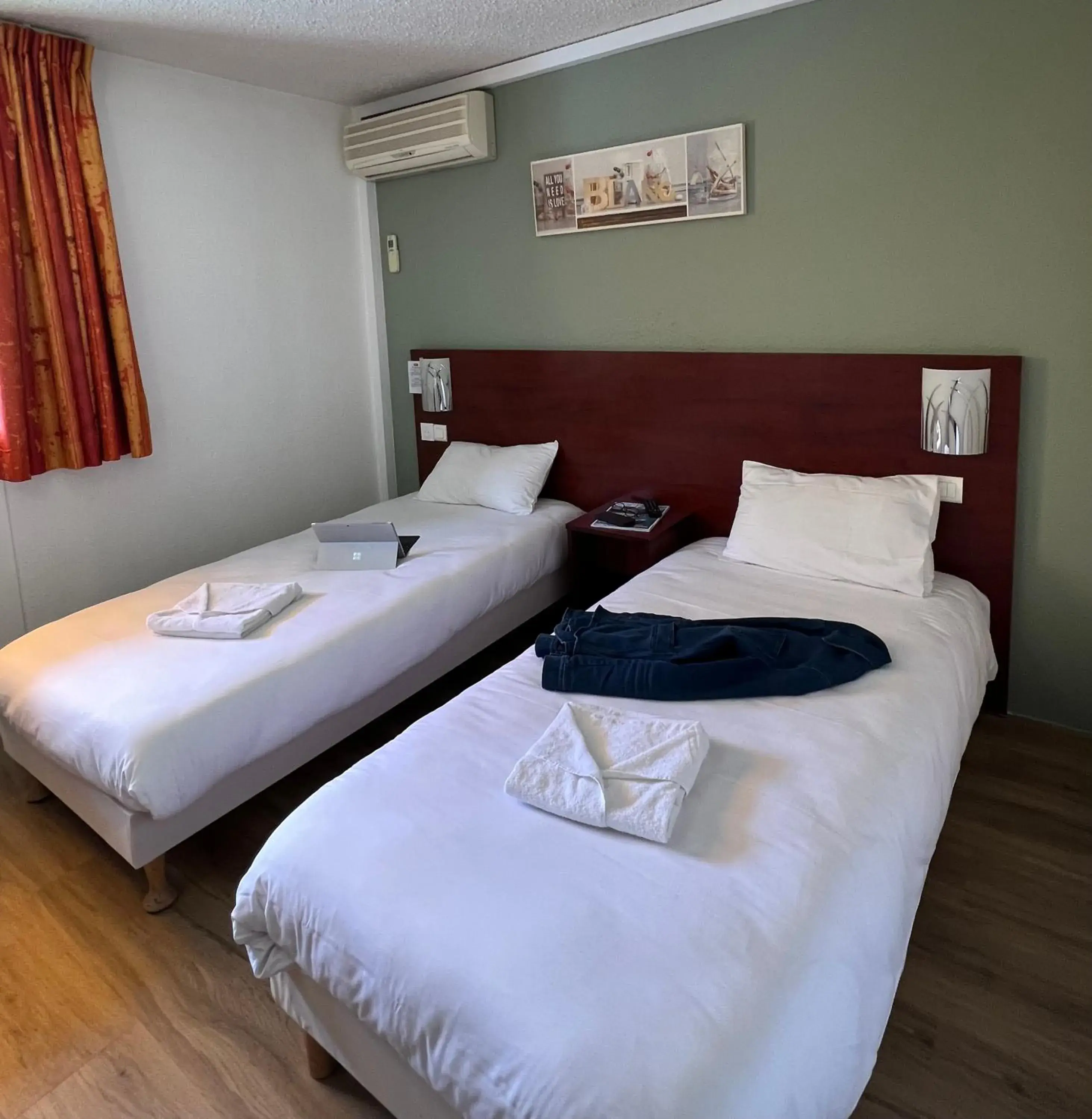 Photo of the whole room, Bed in Initial by Balladins Lyon Villefranche-sur-Saône Photo of the whole room, Bed in Initial by Balladins Lyon Villefranche-sur-Saône