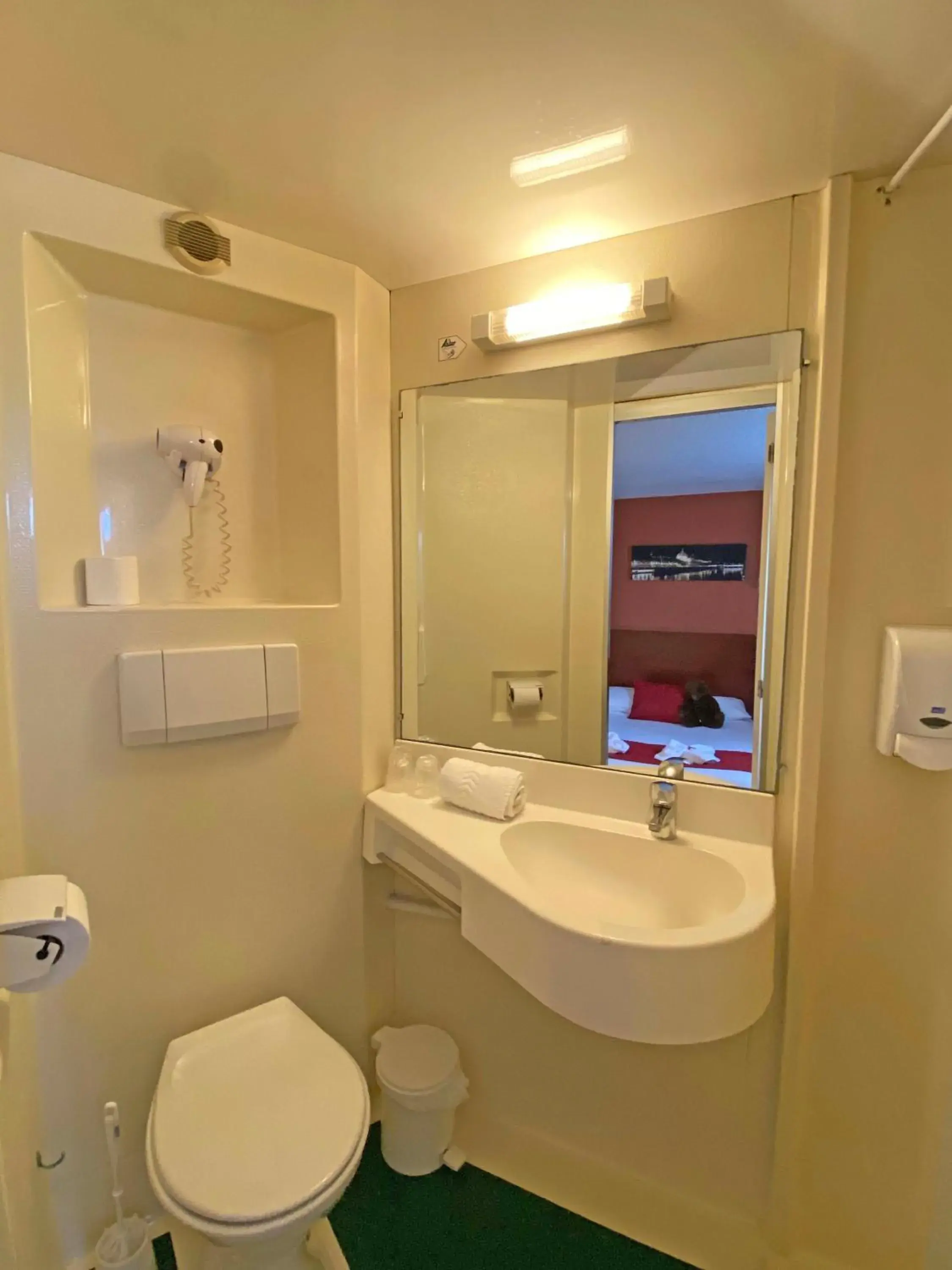 Bathroom in Initial by Balladins Lyon Villefranche-sur-Saône Bathroom in Initial by Balladins Lyon Villefranche-sur-Saône