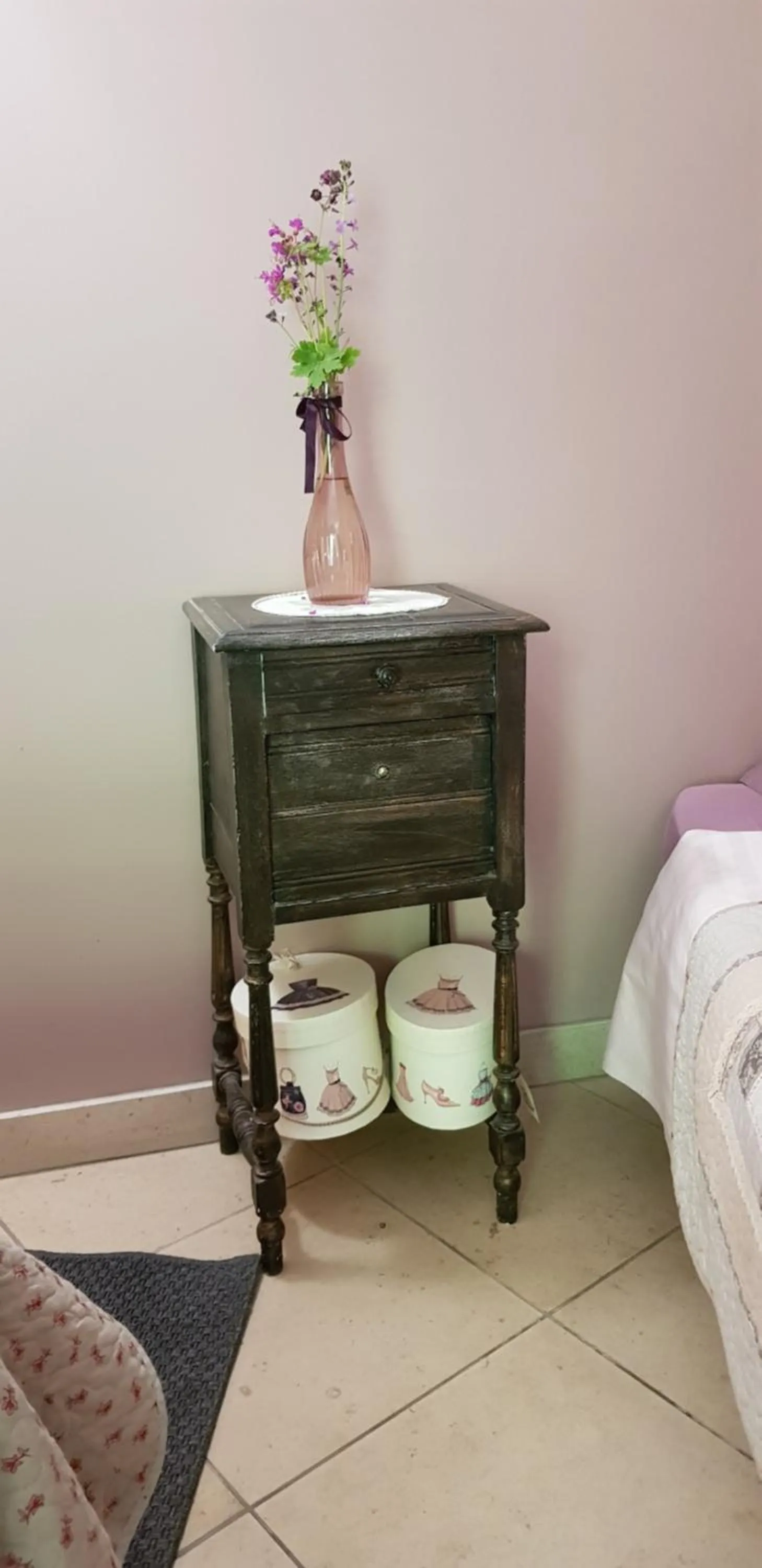 Decorative detail, Bed in Le jardin de Saint Jean