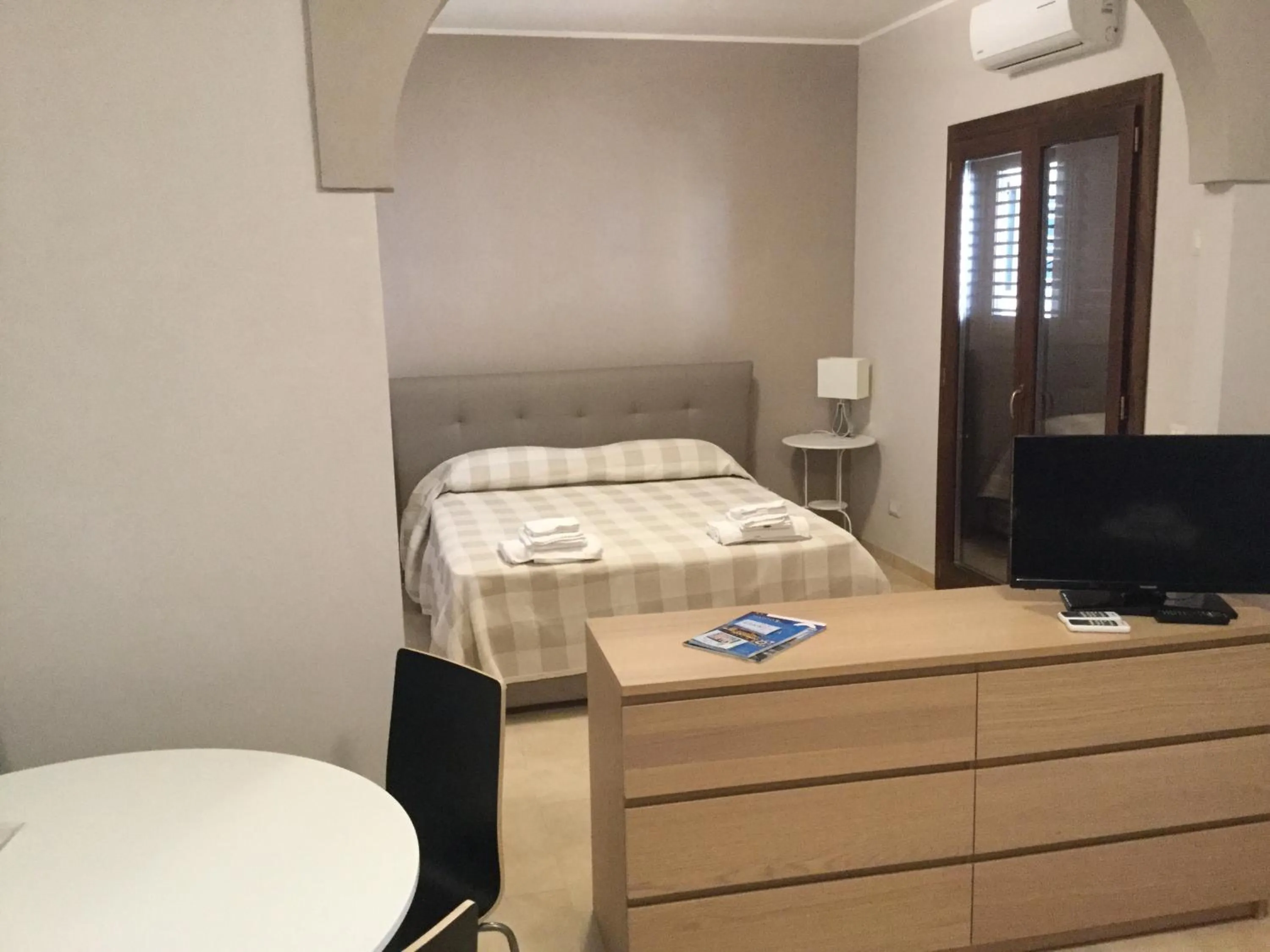 Photo of the whole room, Bed in Marina di Cala del Sole