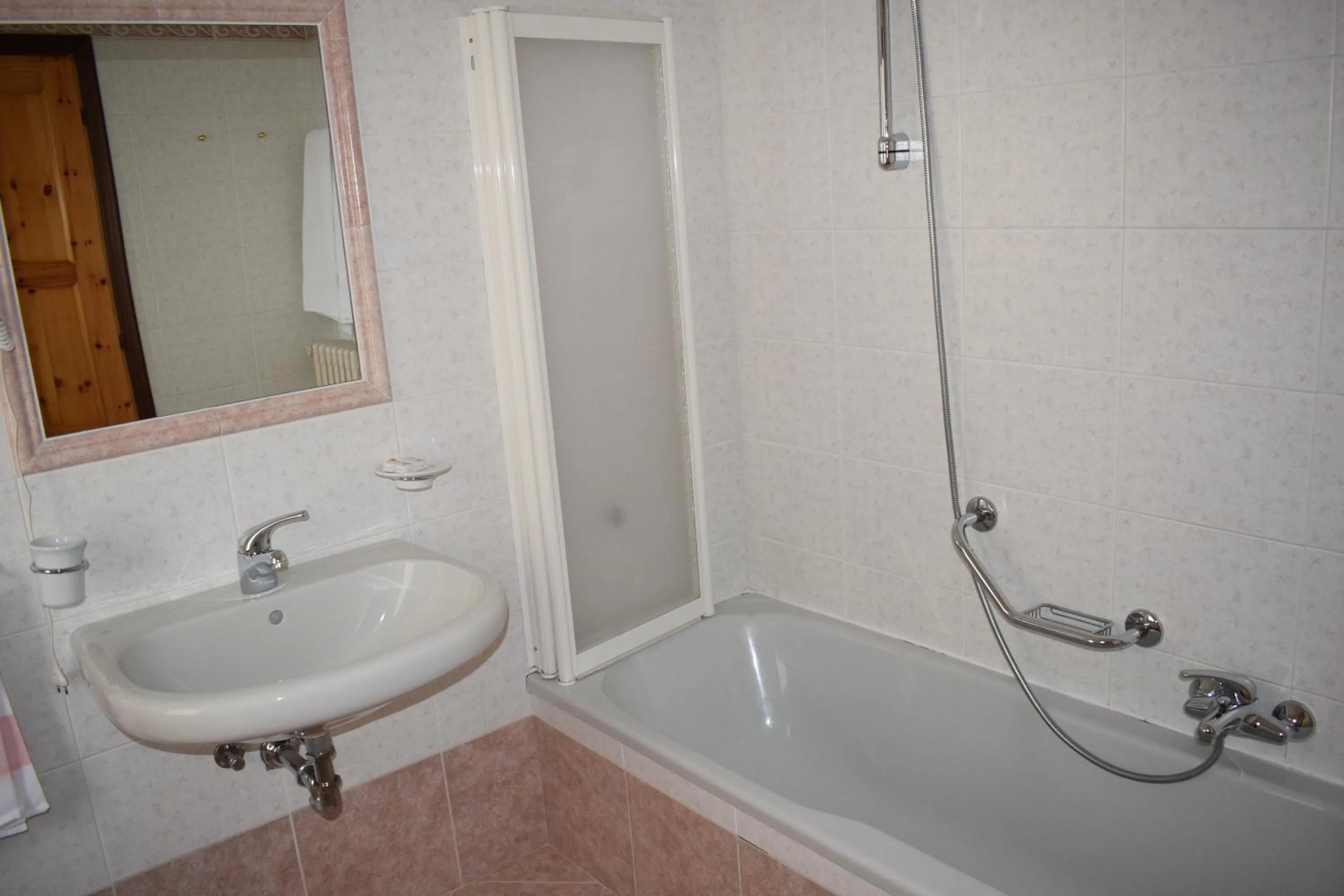 Shower in Hotel Mignon