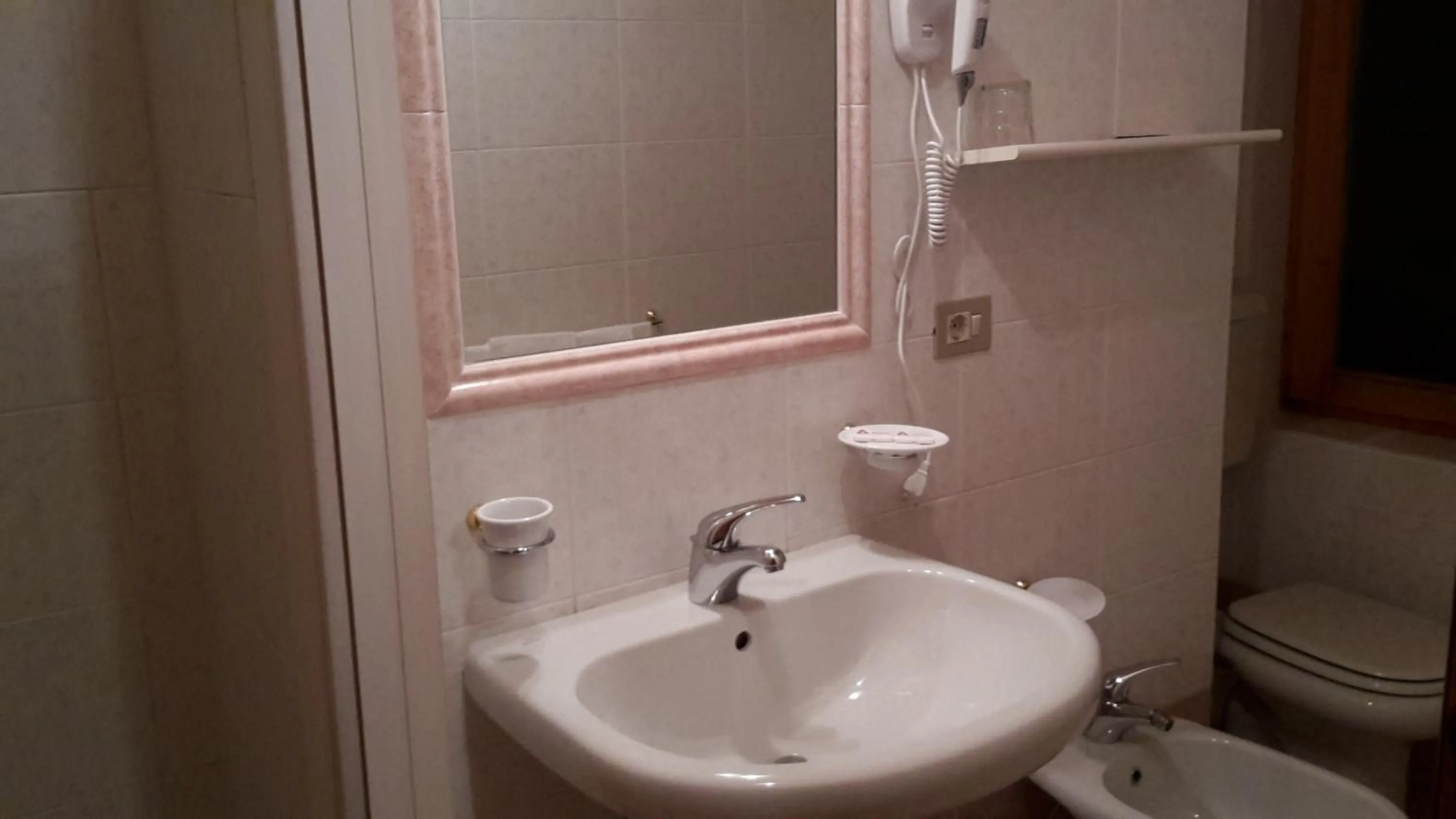 Shower in Hotel Mignon