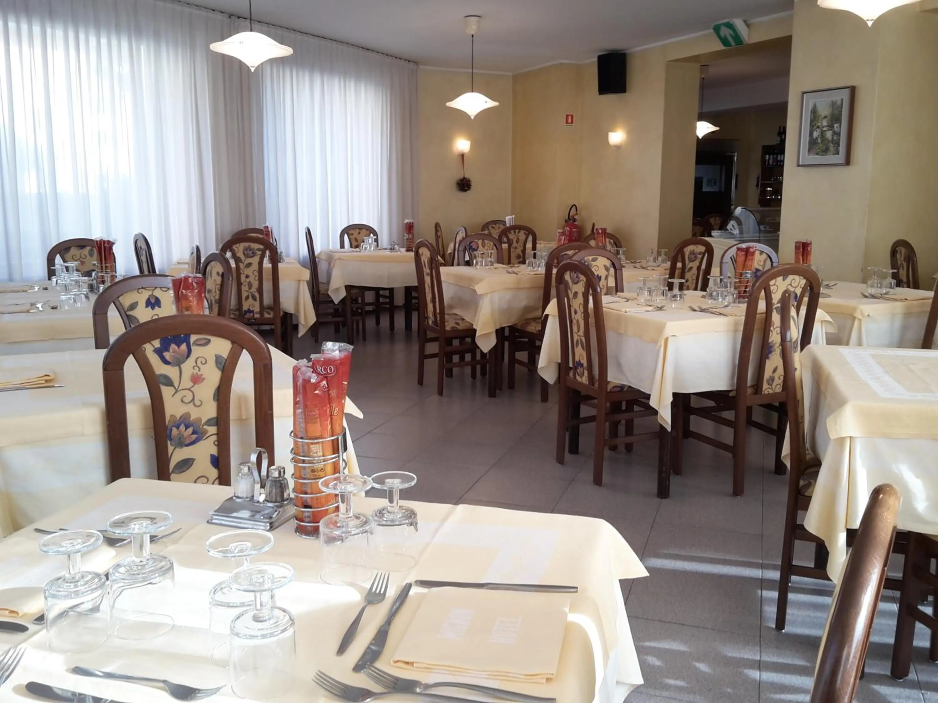 Restaurant/places to eat in Hotel Mignon