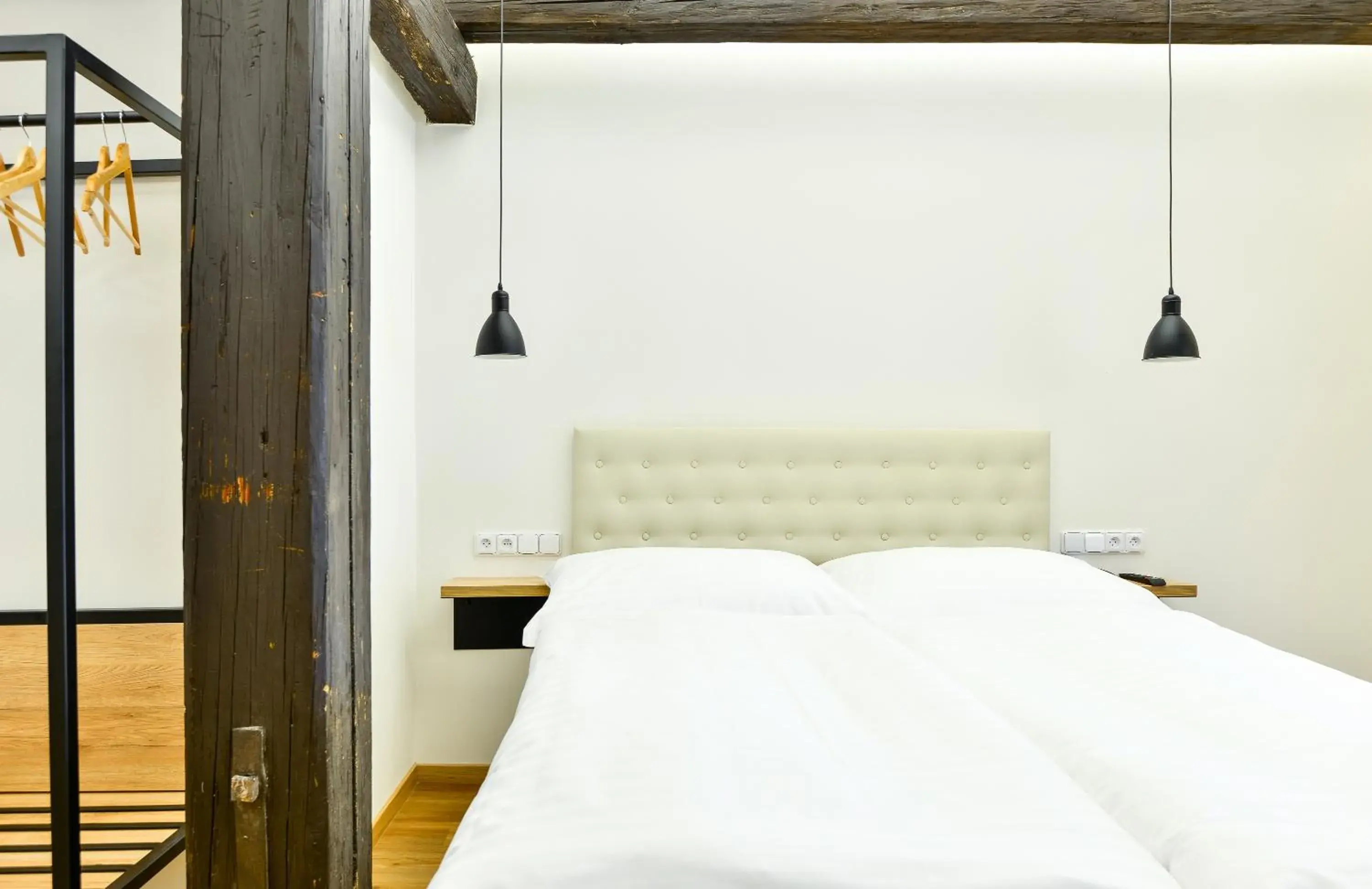 Bedroom, Bed in Hotel Garden Court Bedroom, Bed in Hotel Garden Court
