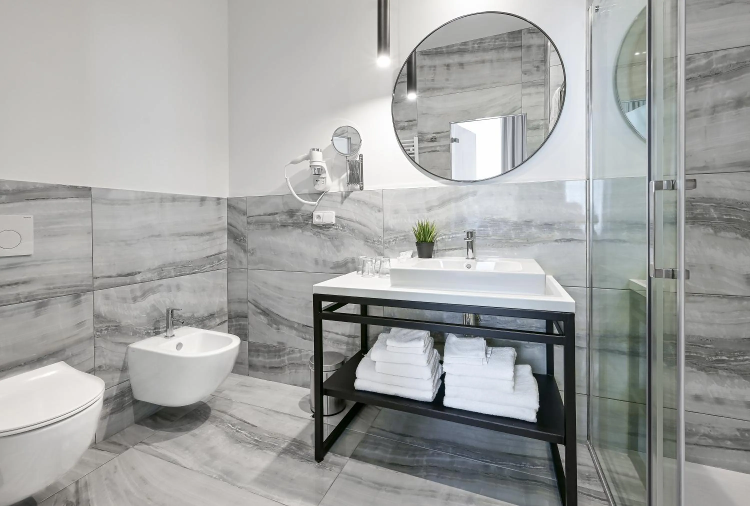 Shower in Hotel Garden Court