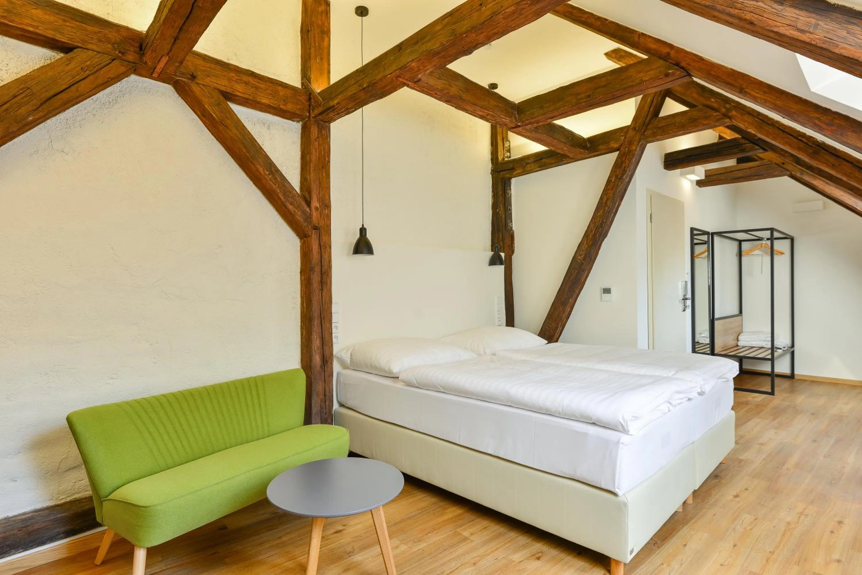 Seating area, Bed in Hotel Garden Court