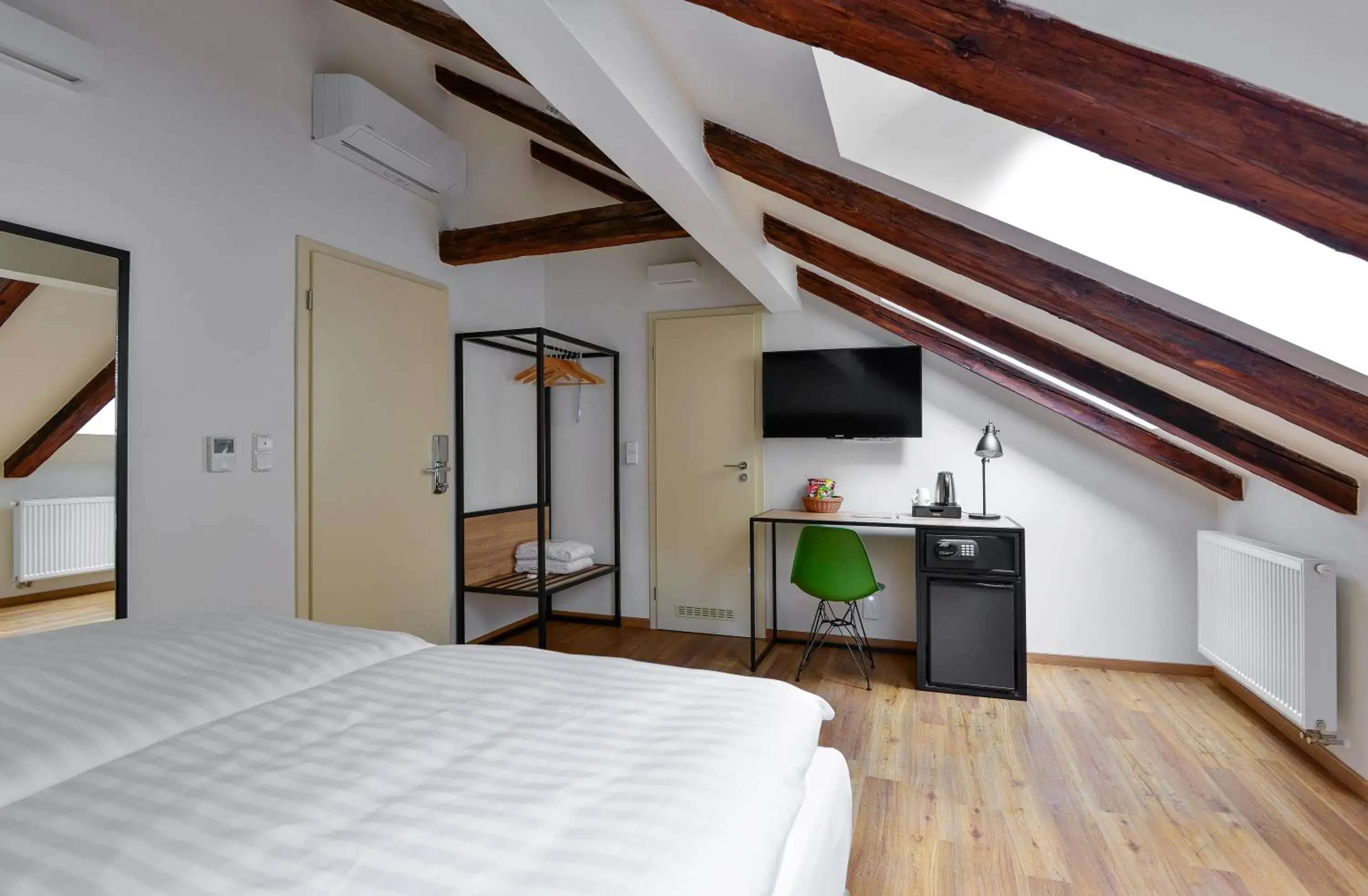 Bedroom, Bed in Hotel Garden Court Bedroom, Bed in Hotel Garden Court