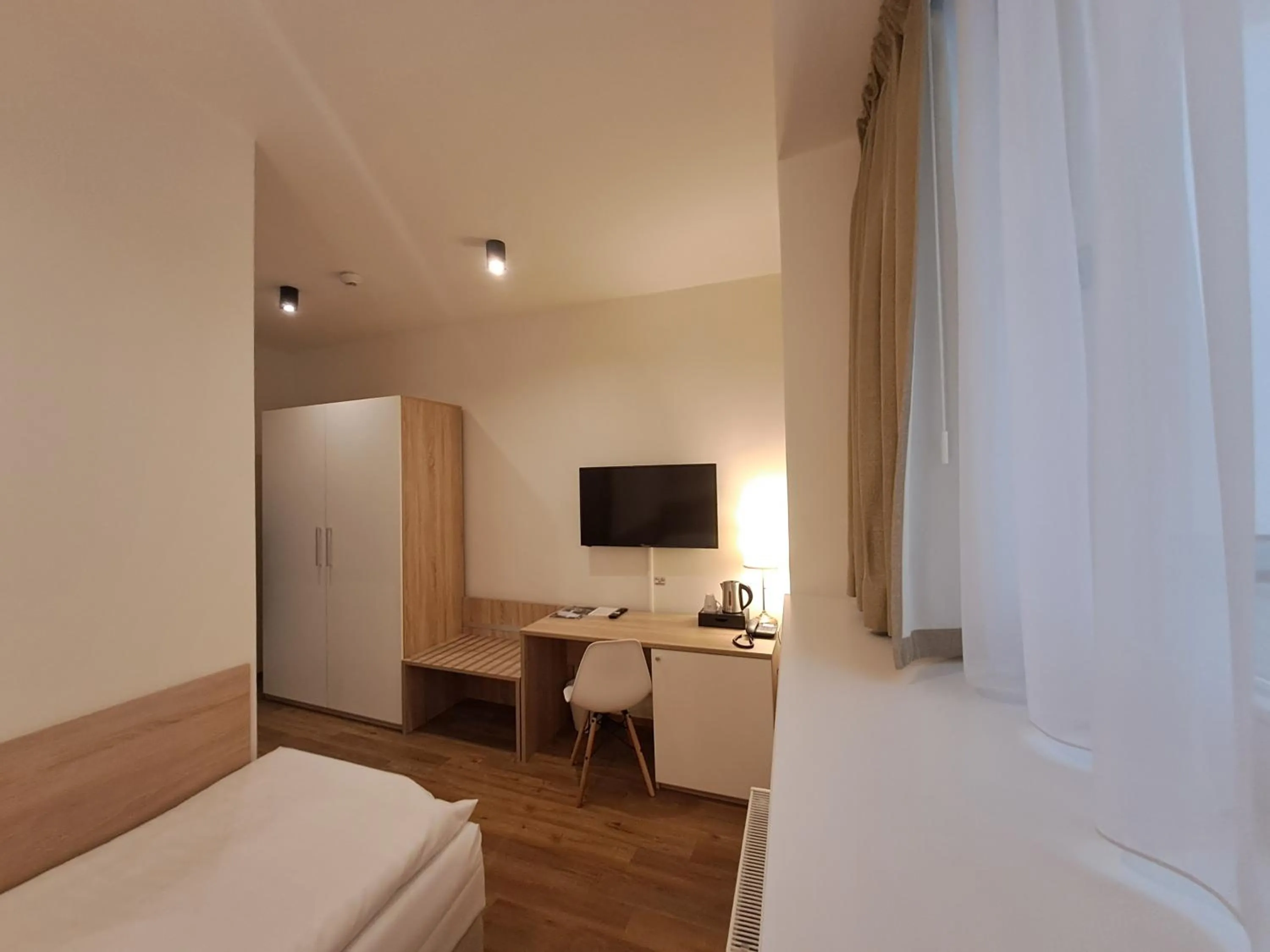 TV and multimedia, Bed in Hotel Garden Court