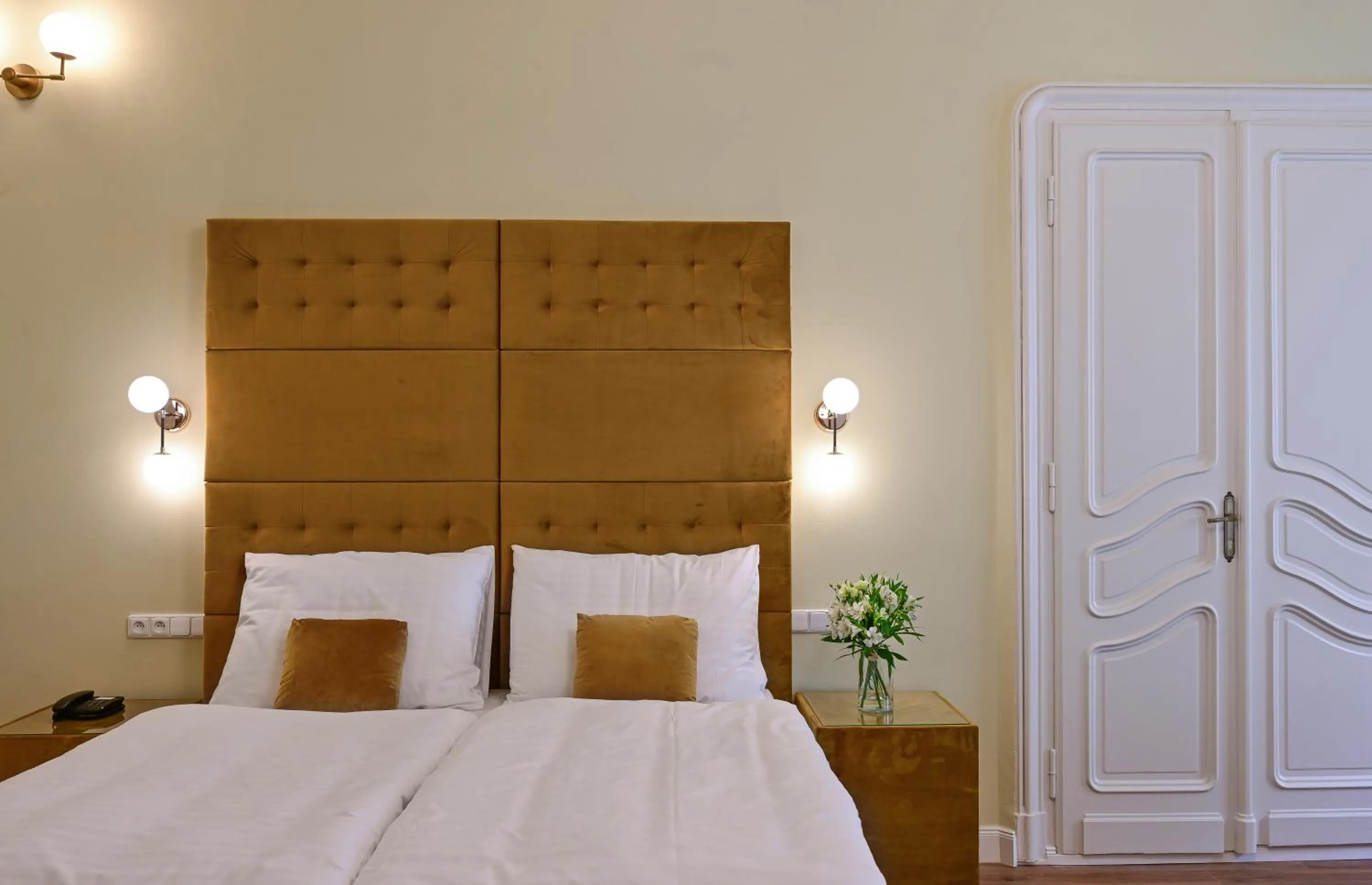 Bed in Hotel Garden Court