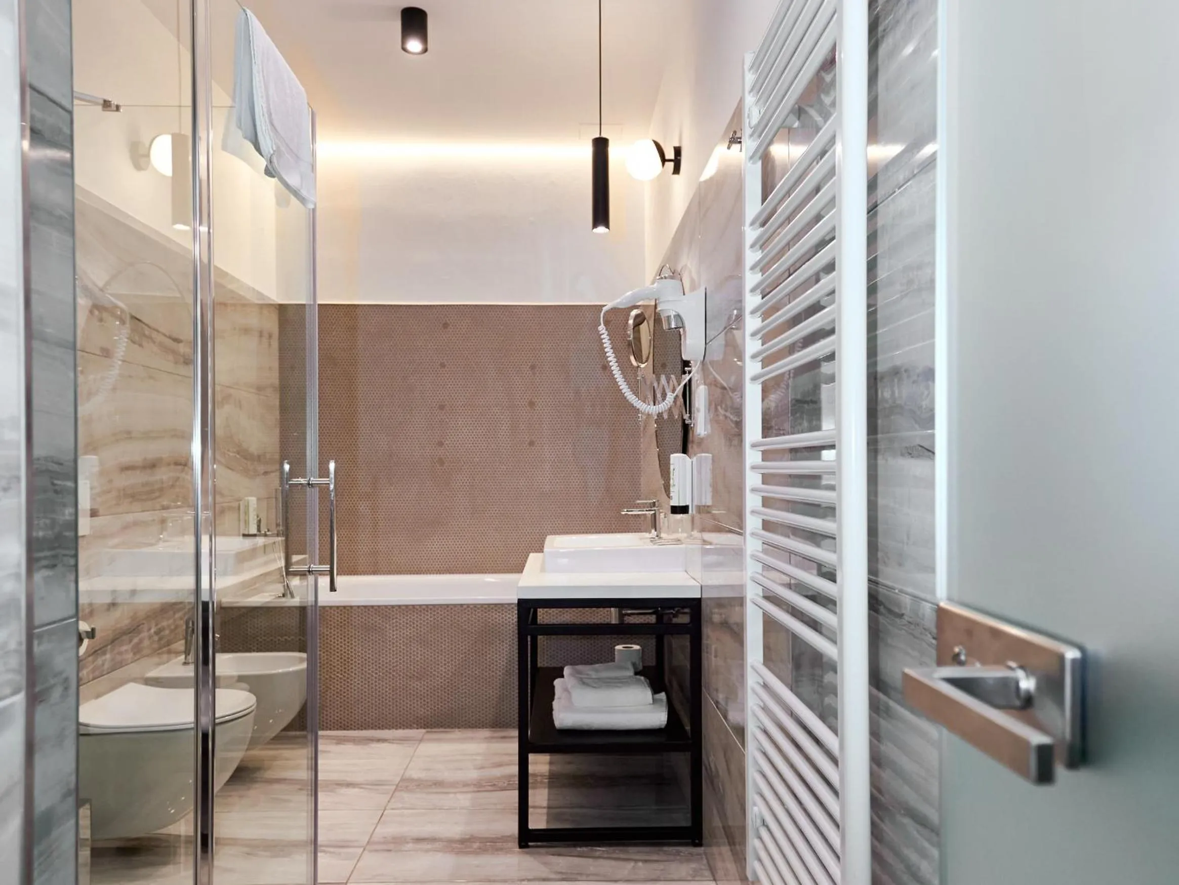 Shower in Hotel Garden Court