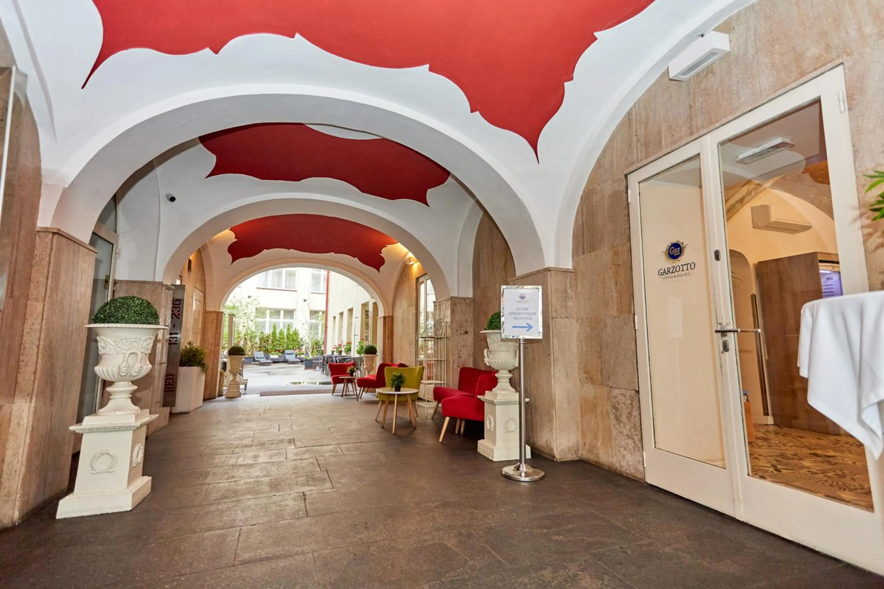 Facade/entrance in Hotel Garden Court