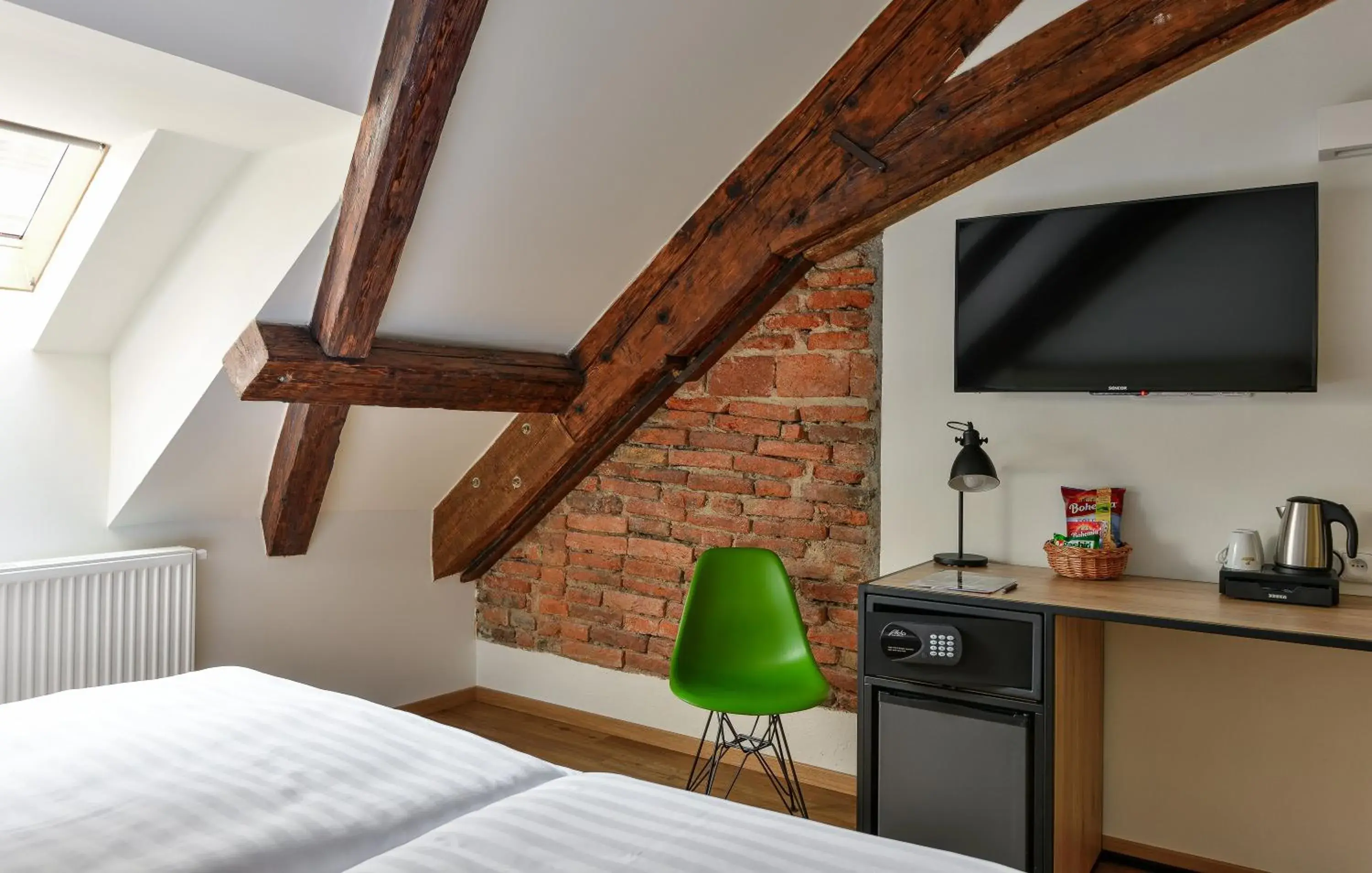 TV and multimedia, Bed in Hotel Garden Court TV and multimedia, Bed in Hotel Garden Court