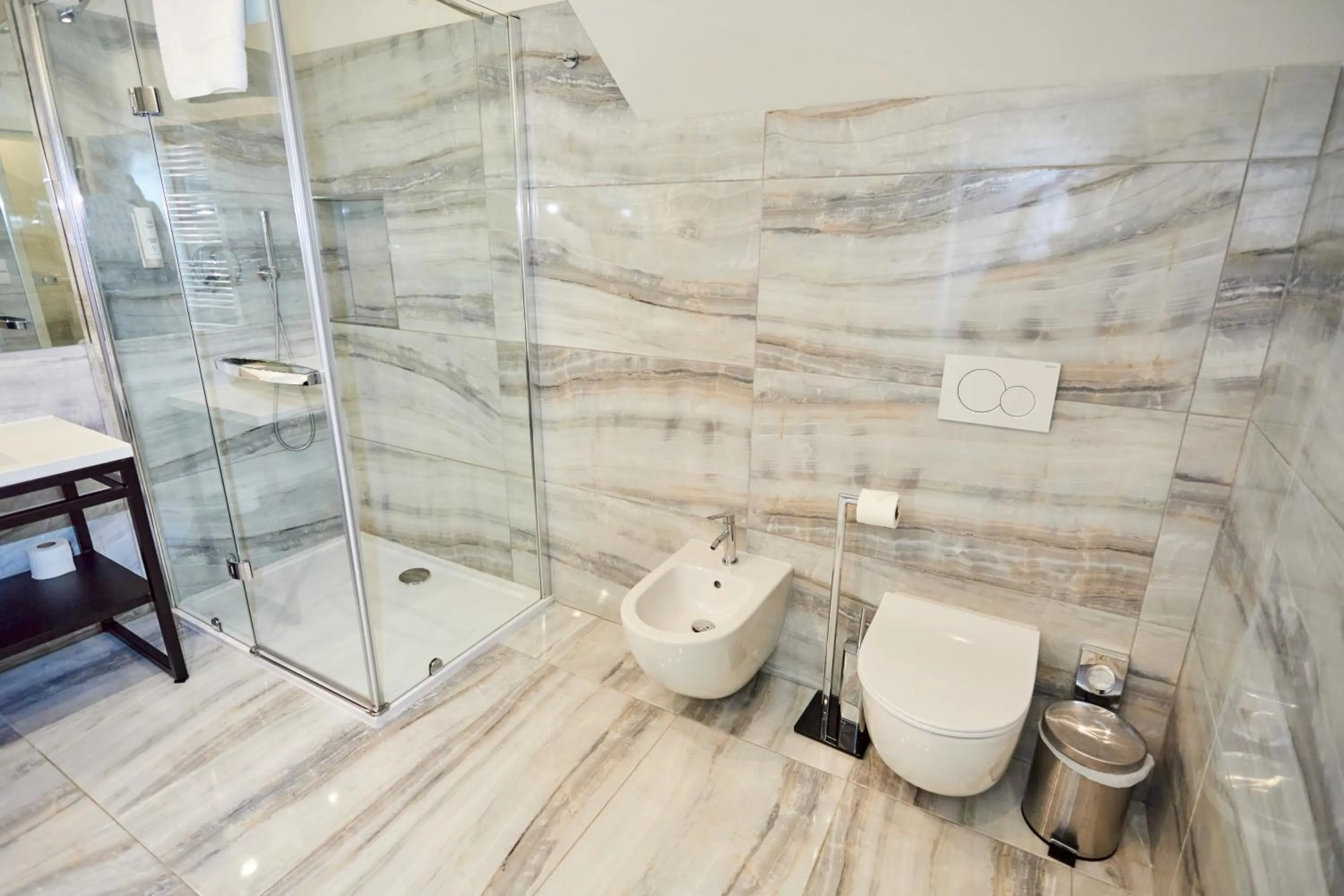 Shower in Hotel Garden Court