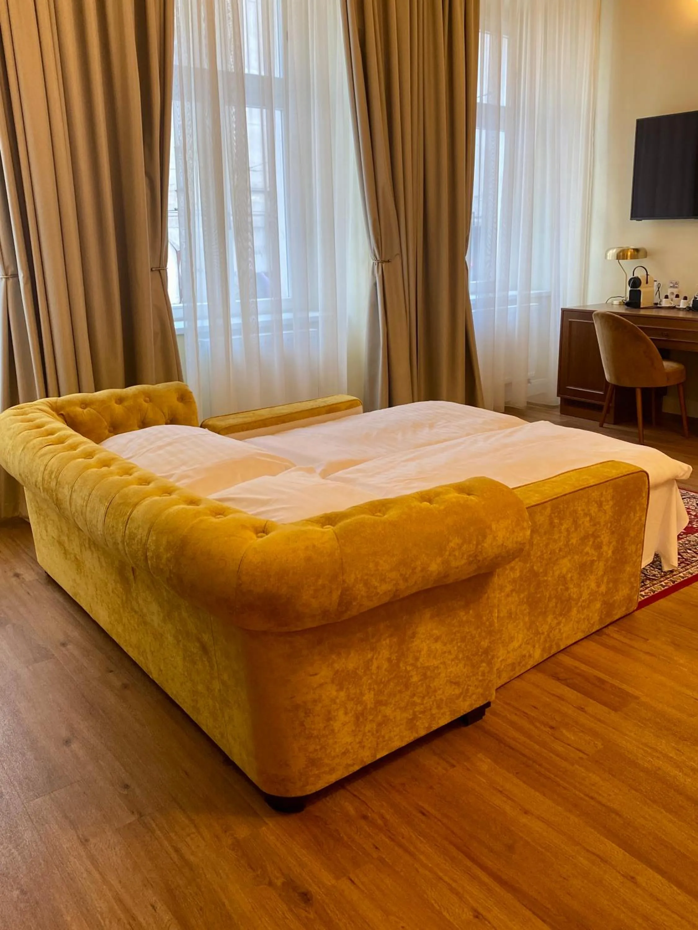 Bed in Hotel Garden Court