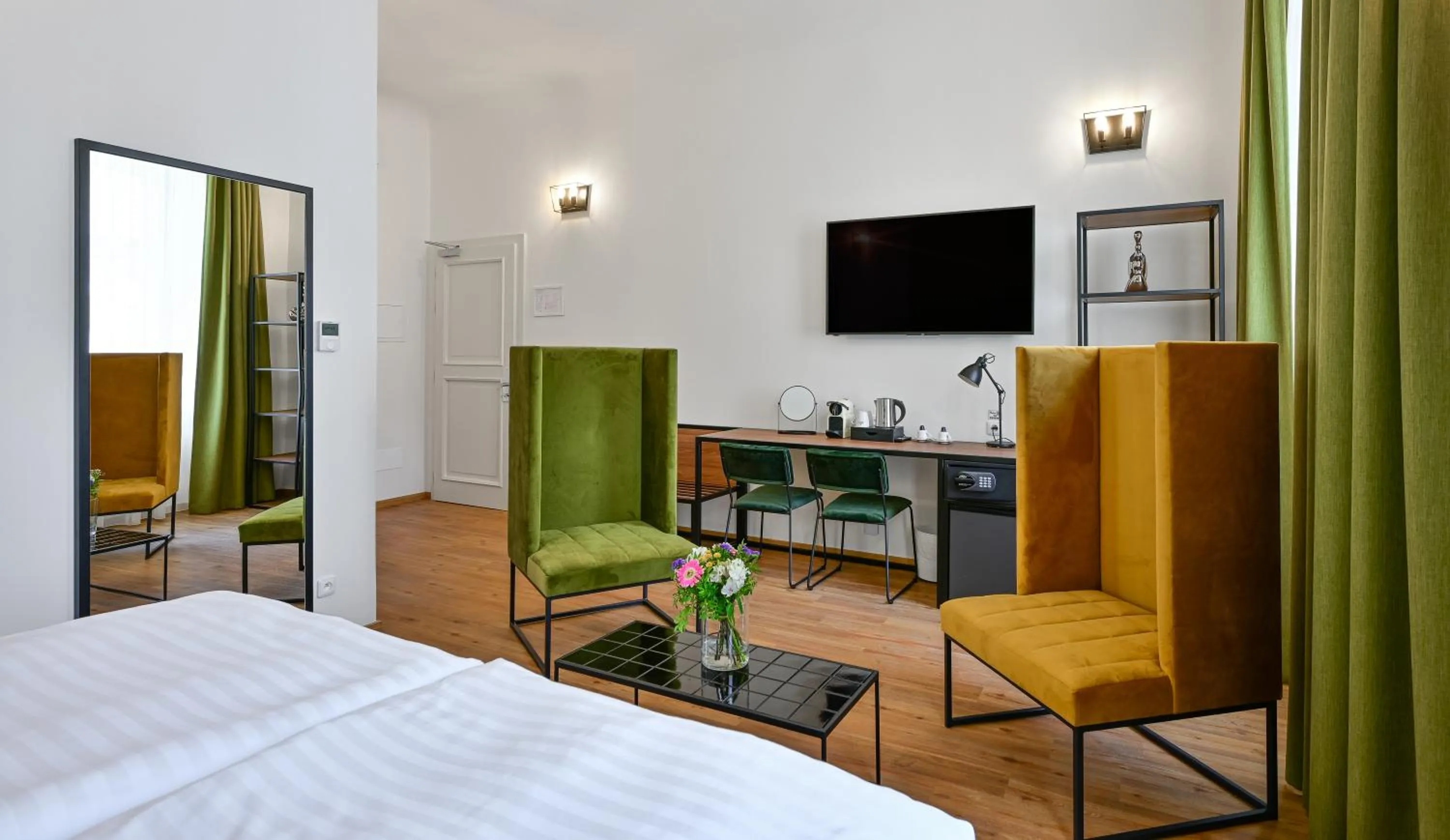 TV and multimedia, Bed in Hotel Garden Court