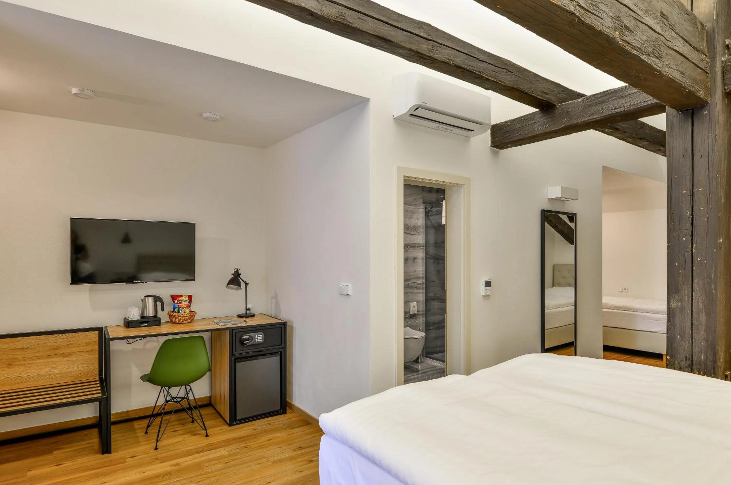 TV and multimedia, Bed in Hotel Garden Court