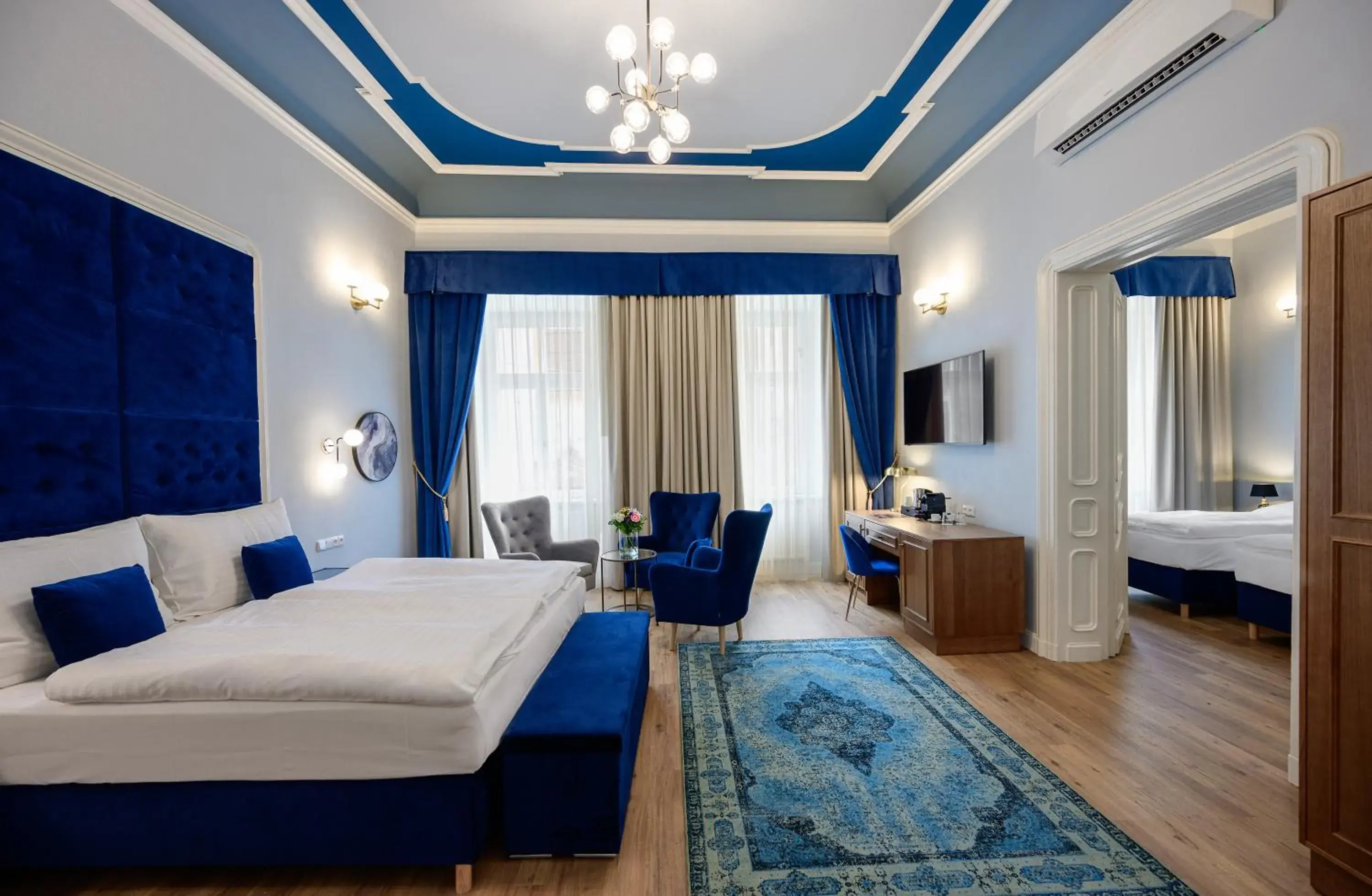 TV and multimedia, Bed in Hotel Garden Court TV and multimedia, Bed in Hotel Garden Court