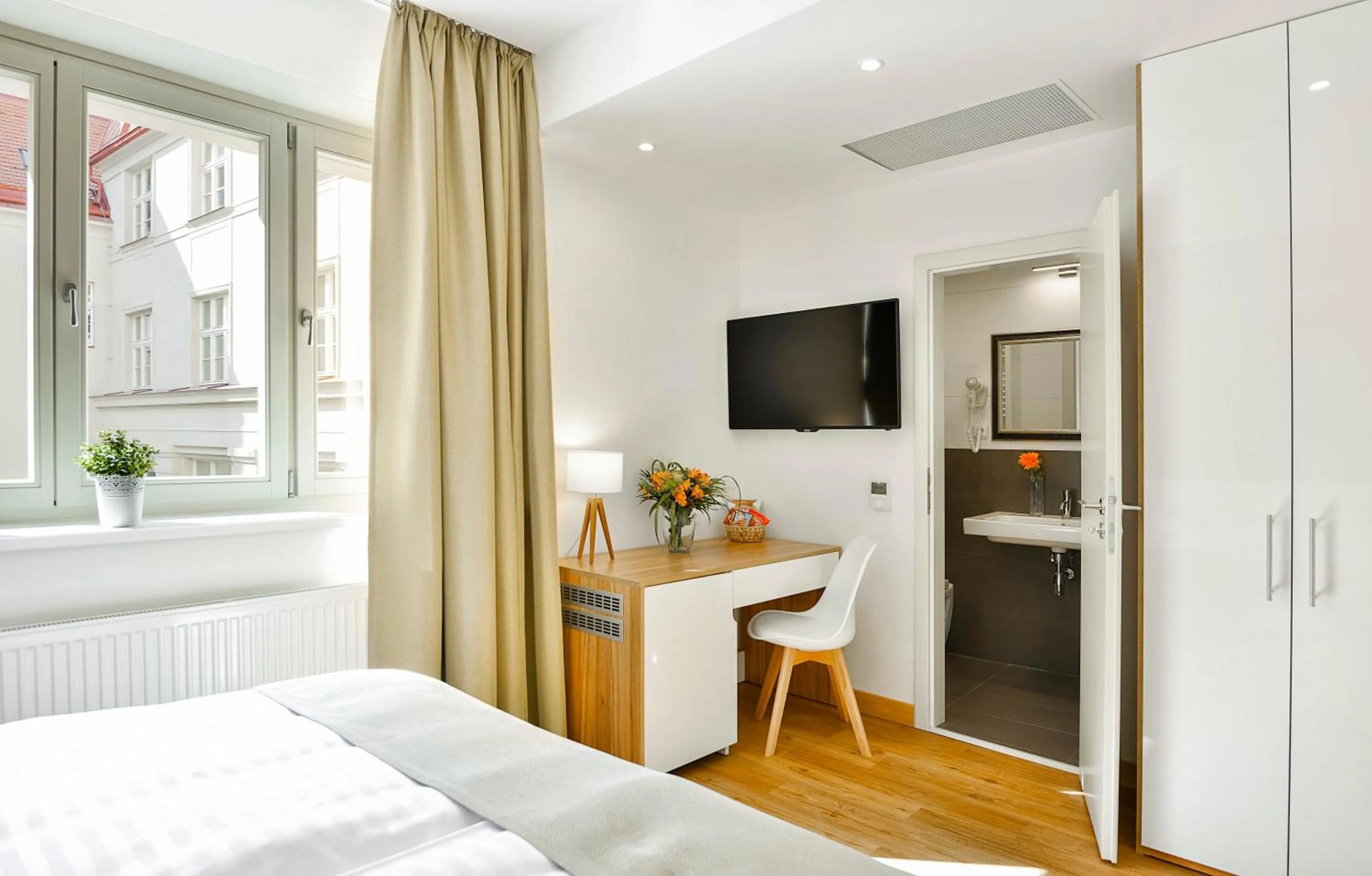 Photo of the whole room, Bed in Hotel Garden Court