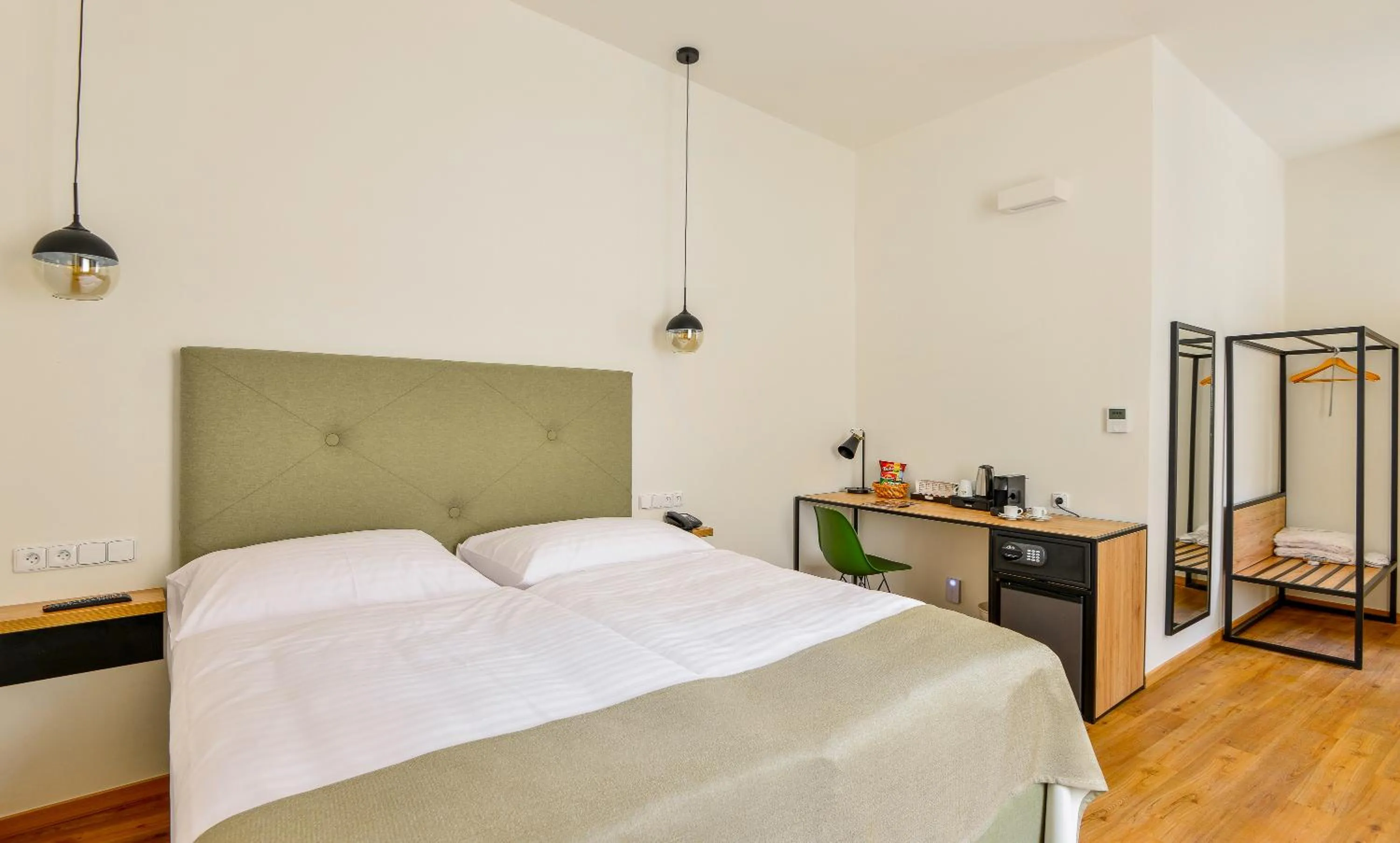 Coffee/tea facilities, Bed in Hotel Garden Court