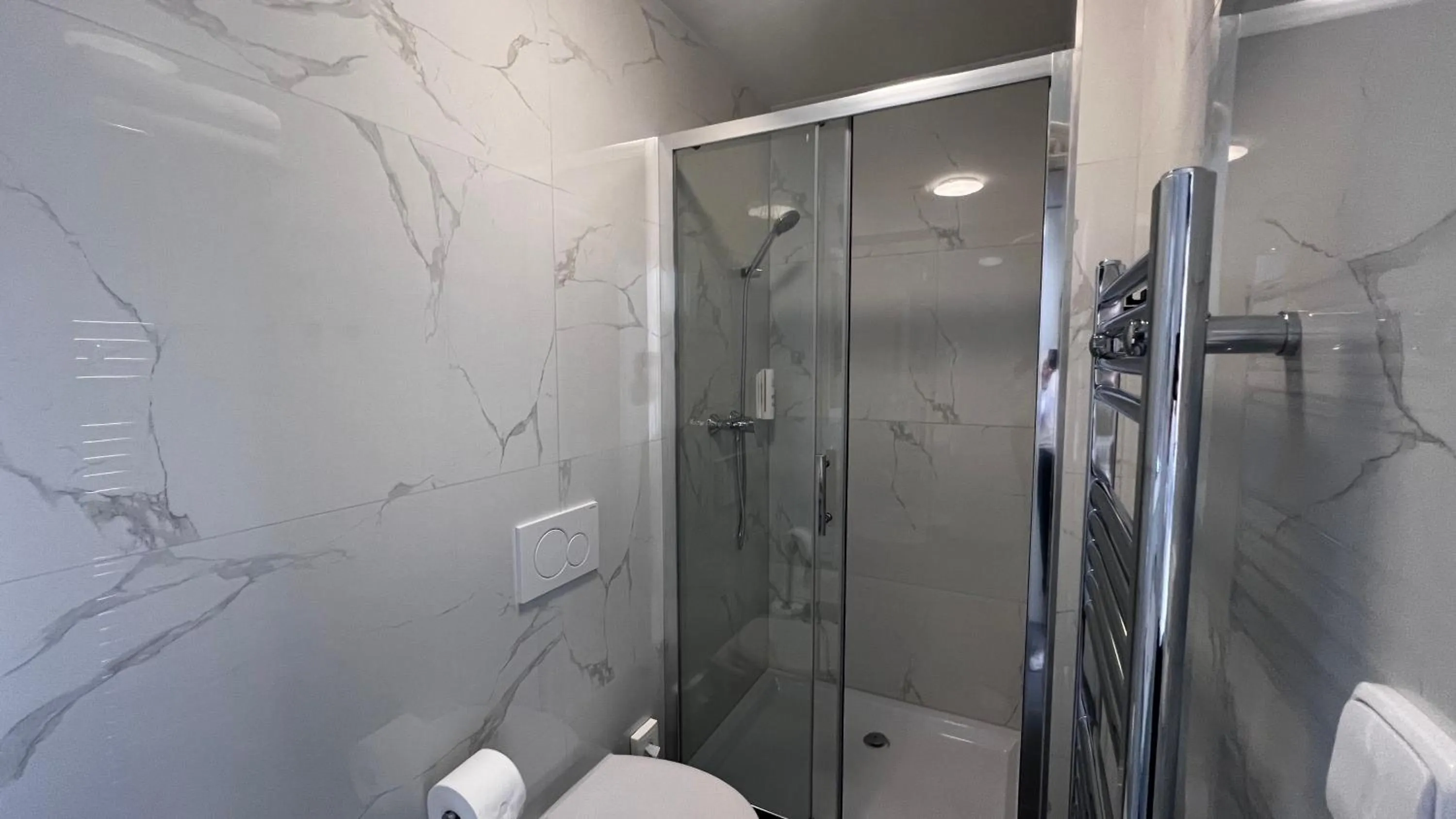 Shower in Hotel Garden Court