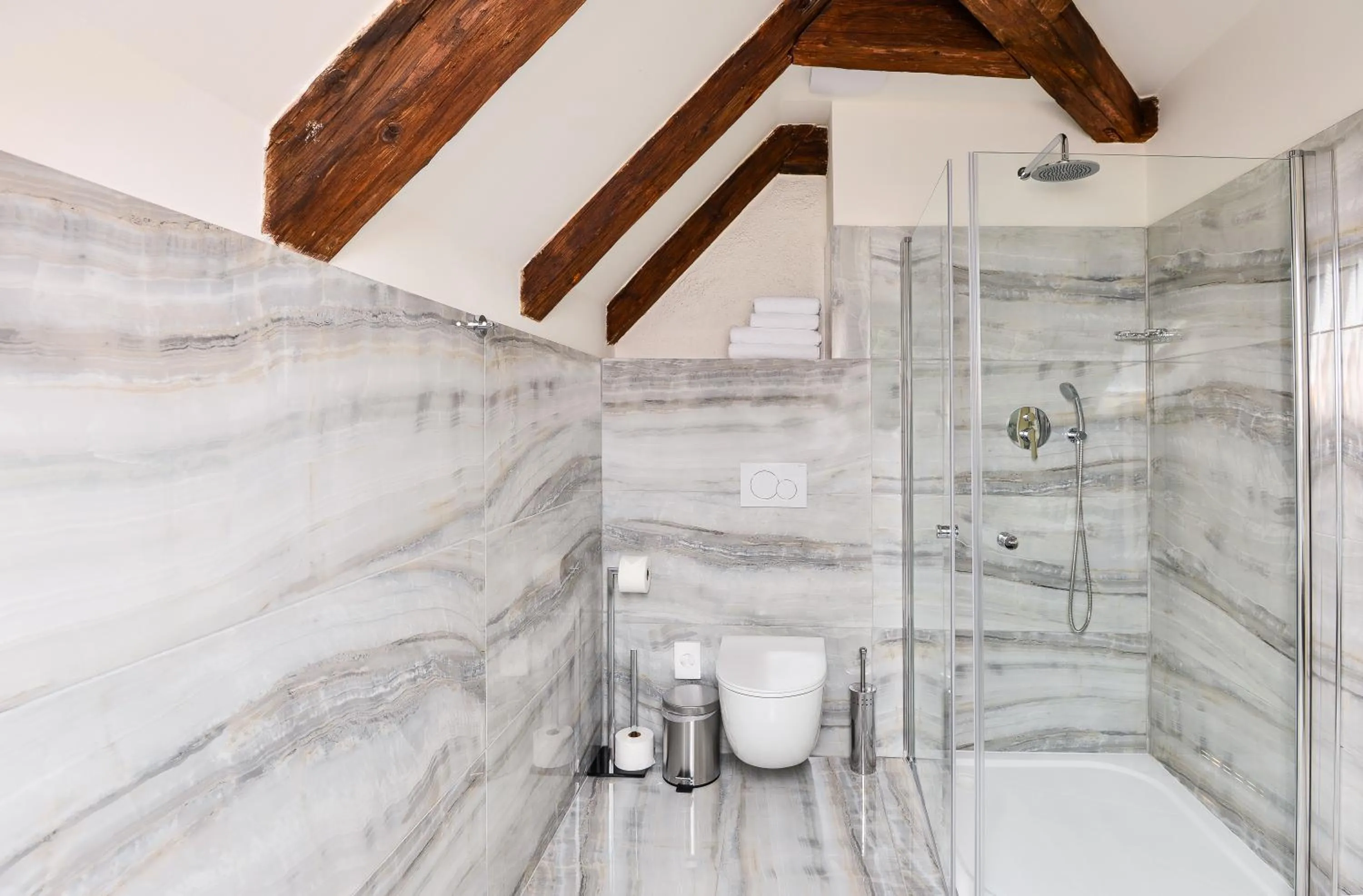 Shower in Hotel Garden Court